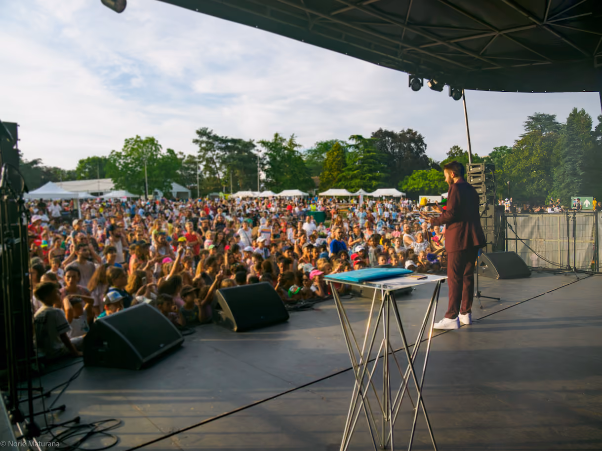 Noé le magicien fait un spectacle de magie a Meyrin pour la fête des écoles devant une foule
