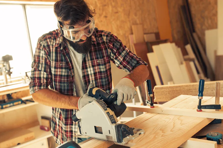 Tischler bei der Arbeit