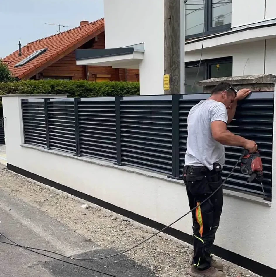 BauBau Steel Fence and Construction Worker that install it in front of your house