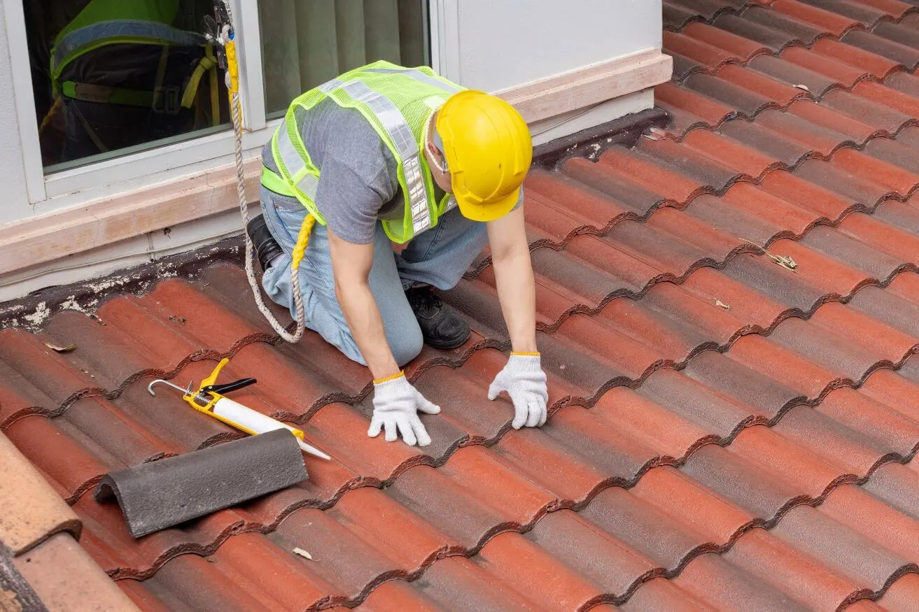 The roofer lays the tiles
