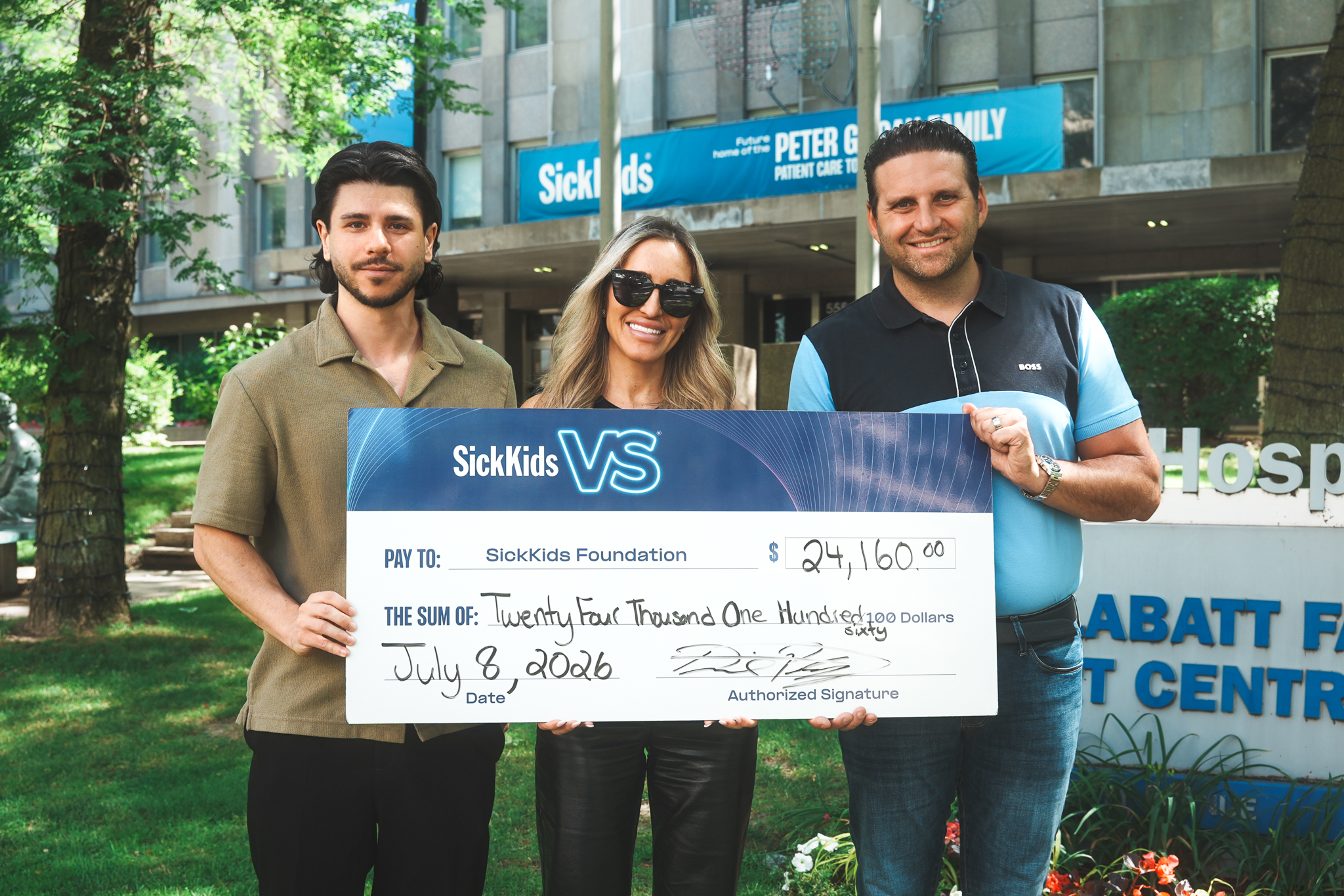 Remise du chèque de SmilesForMiles 2026 à SickKids