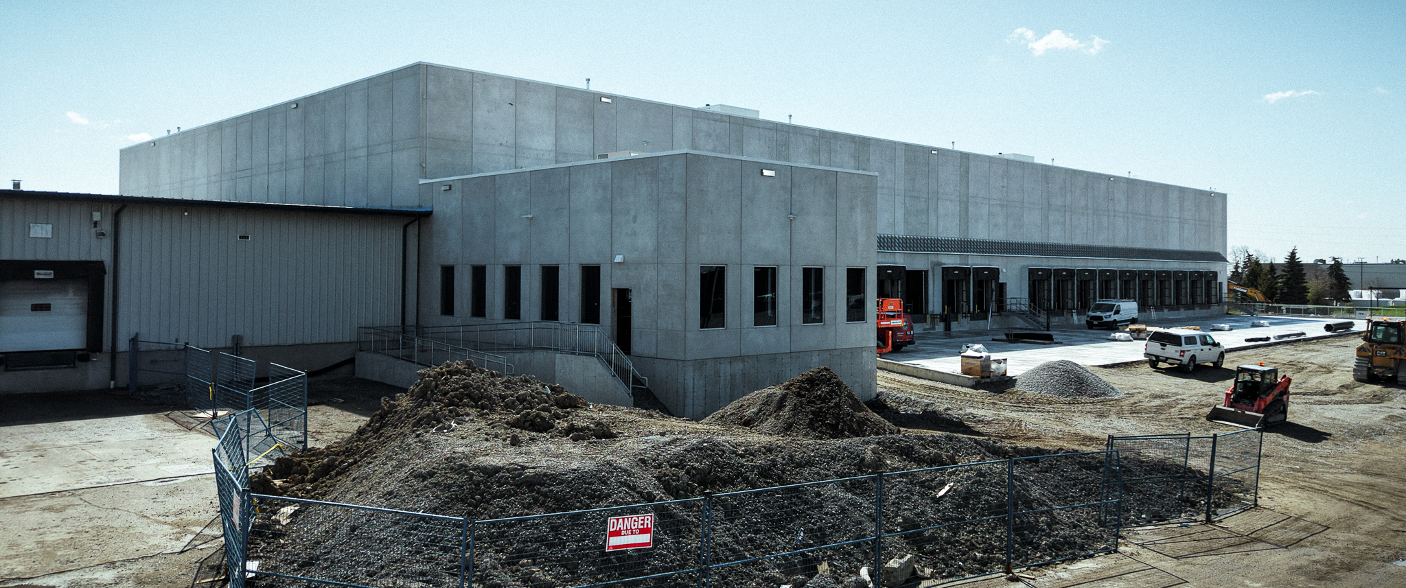 Vue aérienne d'une dalle de plancher d'entrepôt en construction