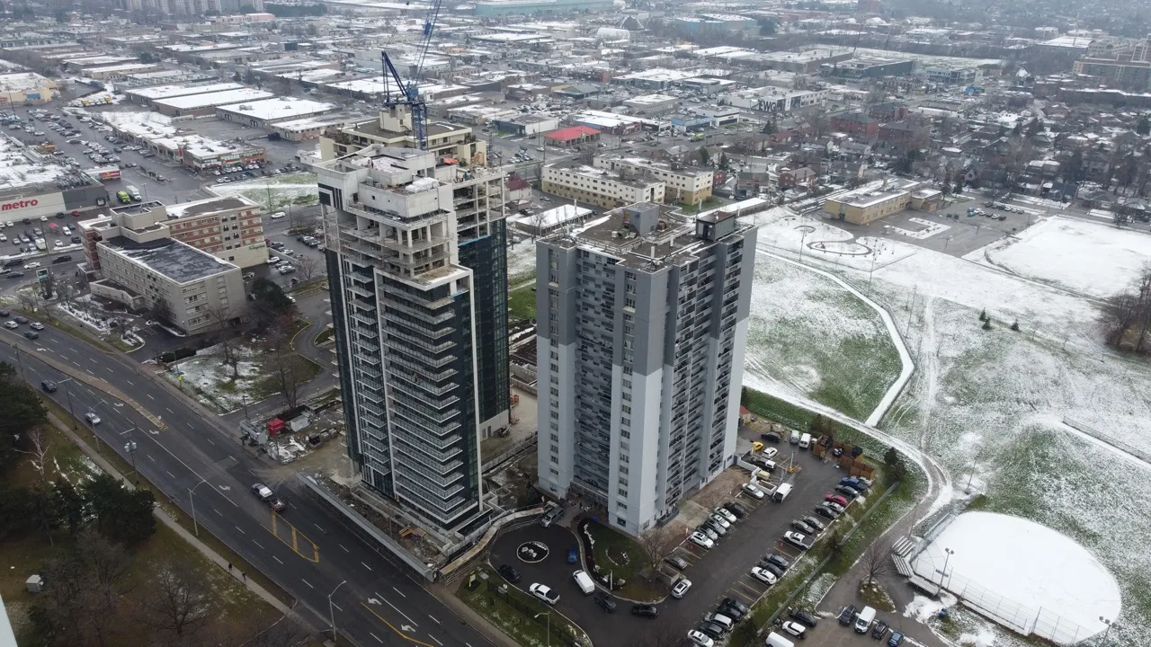 Marquise d'immeuble au 1465 Lawrence Avenue West, photo 1 de 7