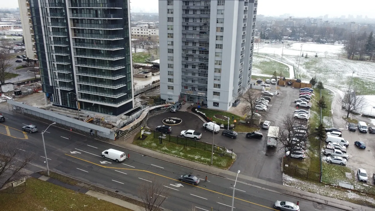 Marquise d'immeuble au 1465 Lawrence Avenue West, photo 2 de 7