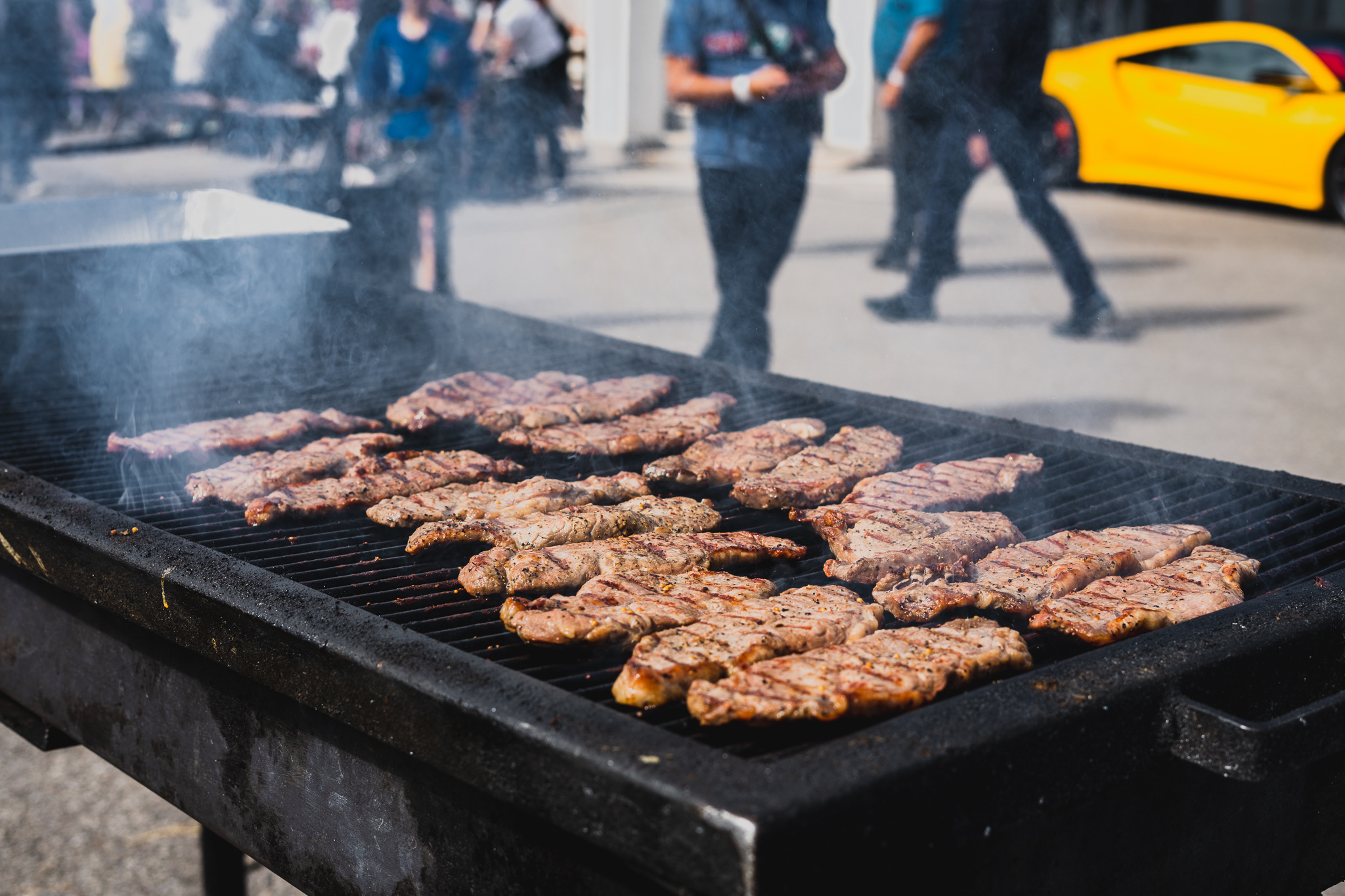 Steaks sur le BBQ à SmilesForMiles 2024