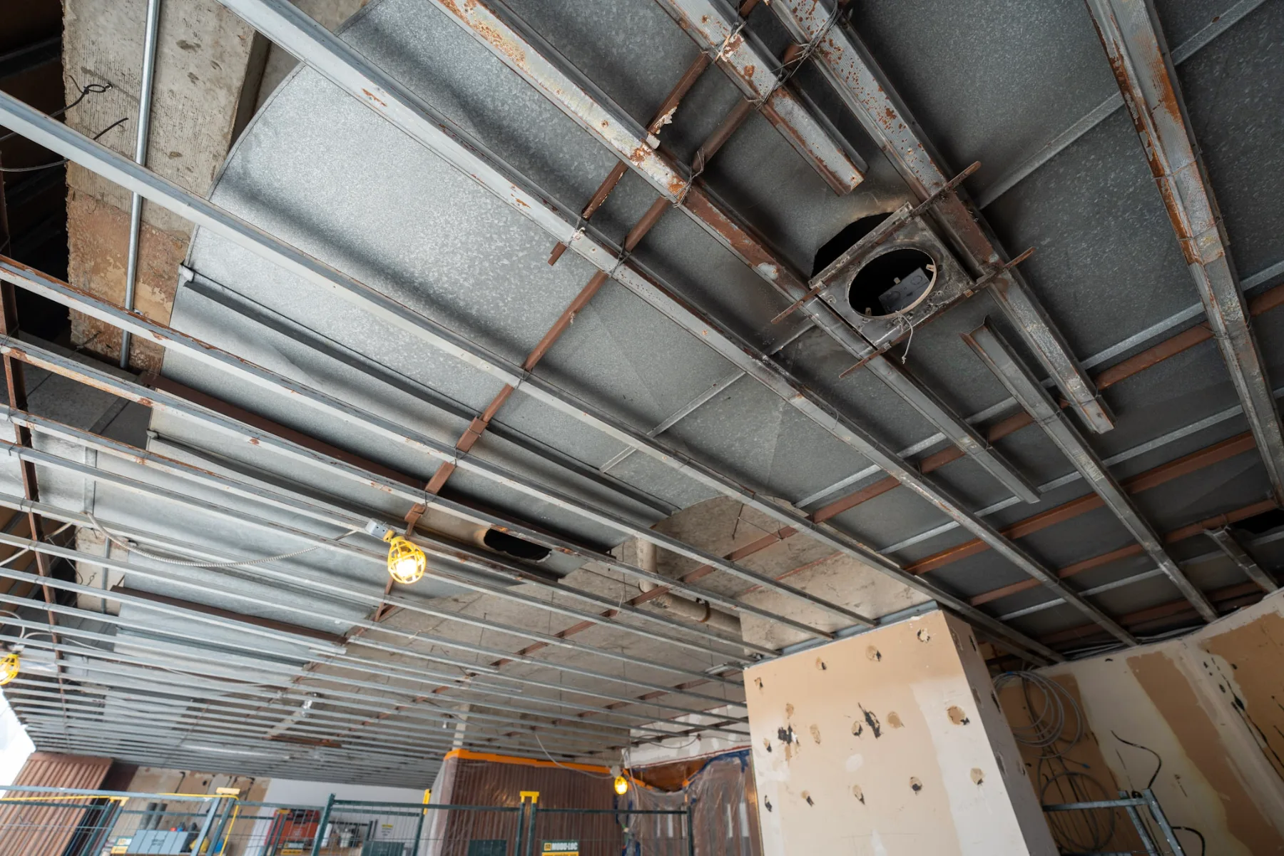 Hall et atrium en conception-construction au 61 & 63 St. Clair Avenue West, Toronto, photo 7 de 18