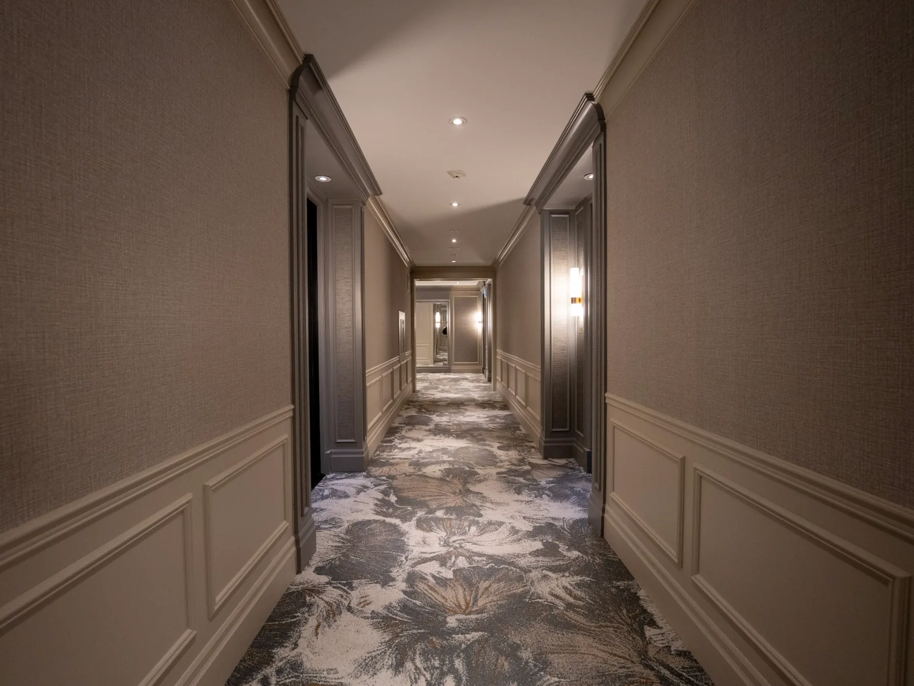 Corridors de copropriété au 21 Burkebrook Place, Toronto, photo 1 de 12