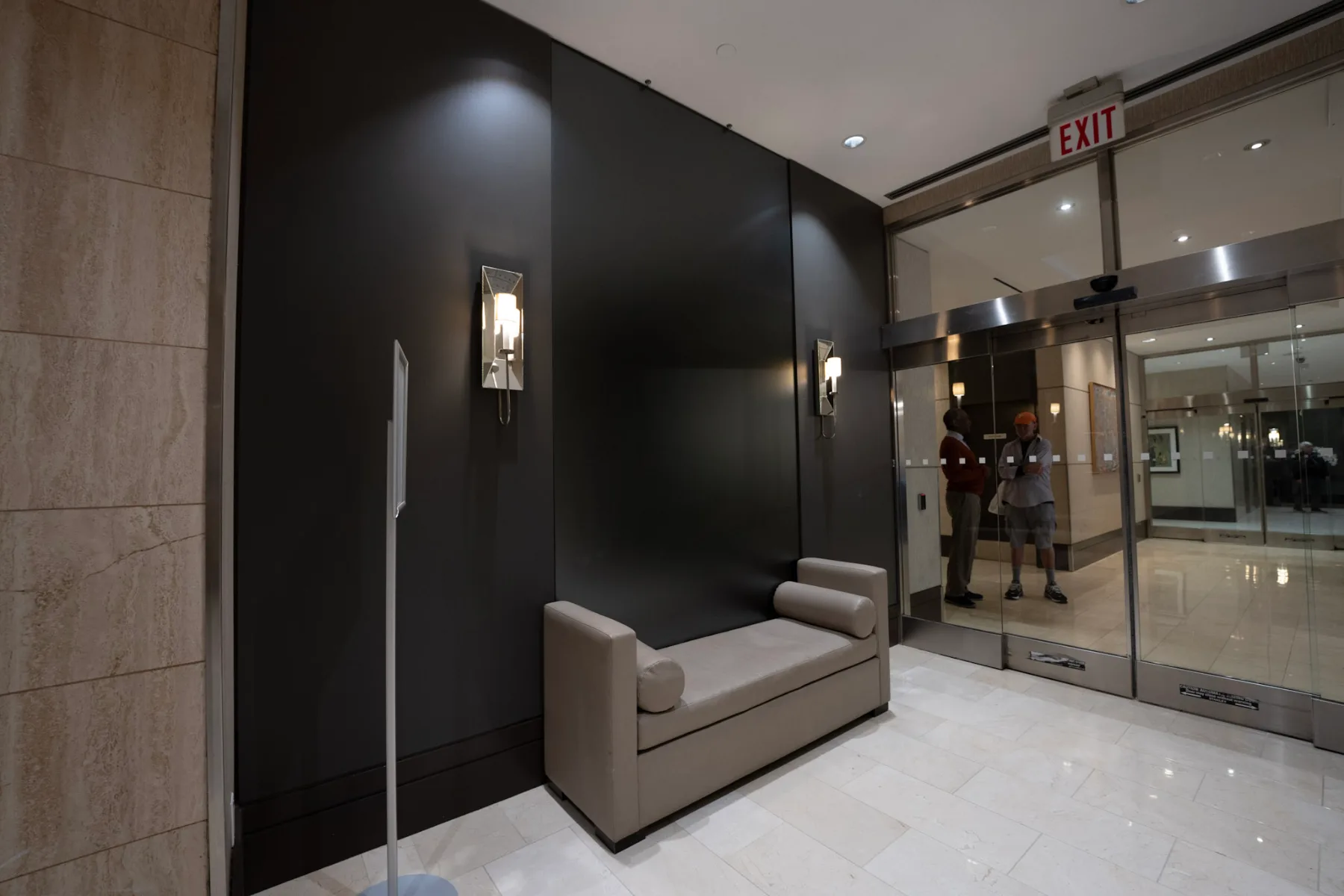 Hall et espaces communs au 44 Charles Street West, Toronto, photo 5 de 12
