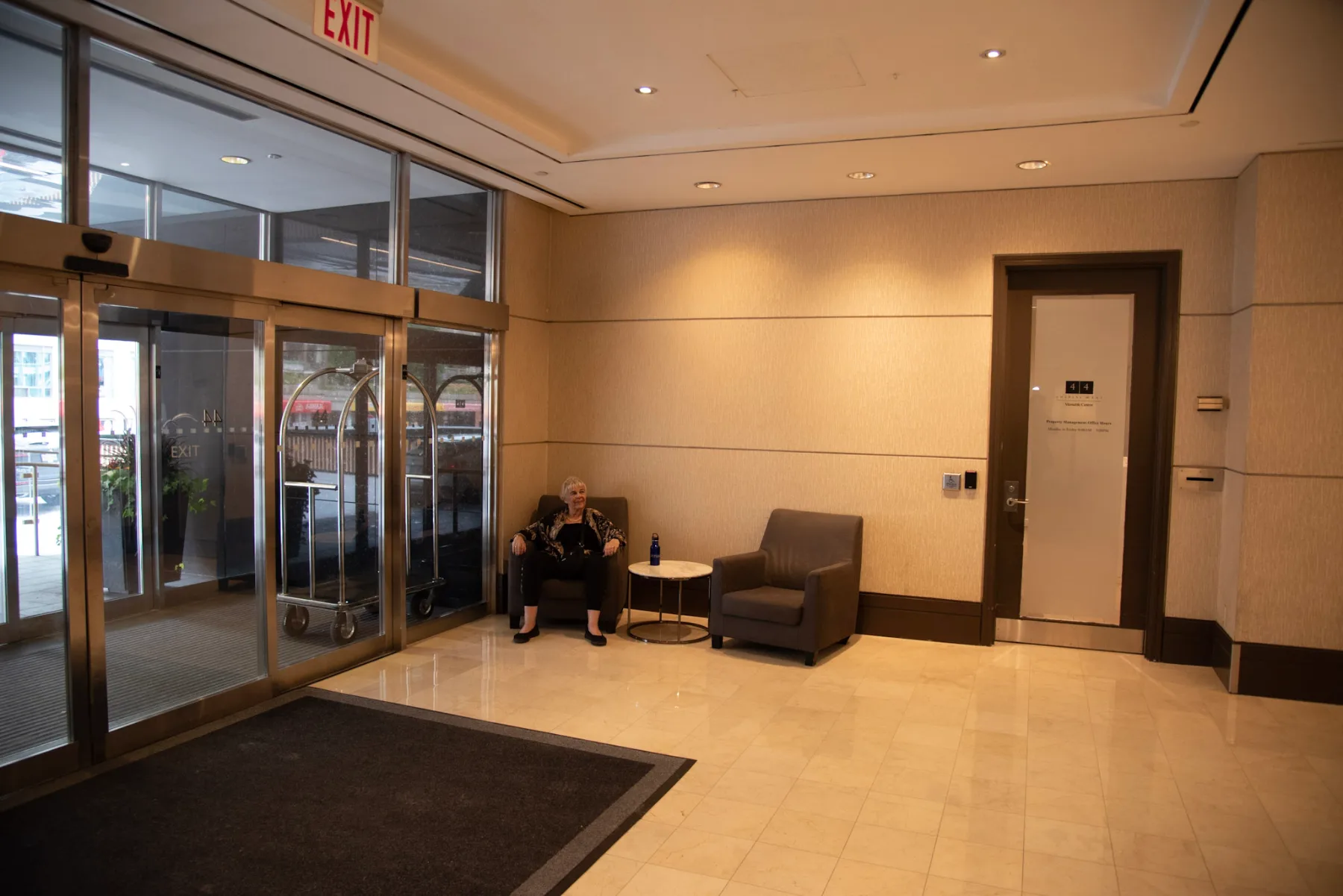 Hall et espaces communs au 44 Charles Street West, Toronto, photo 3 de 12