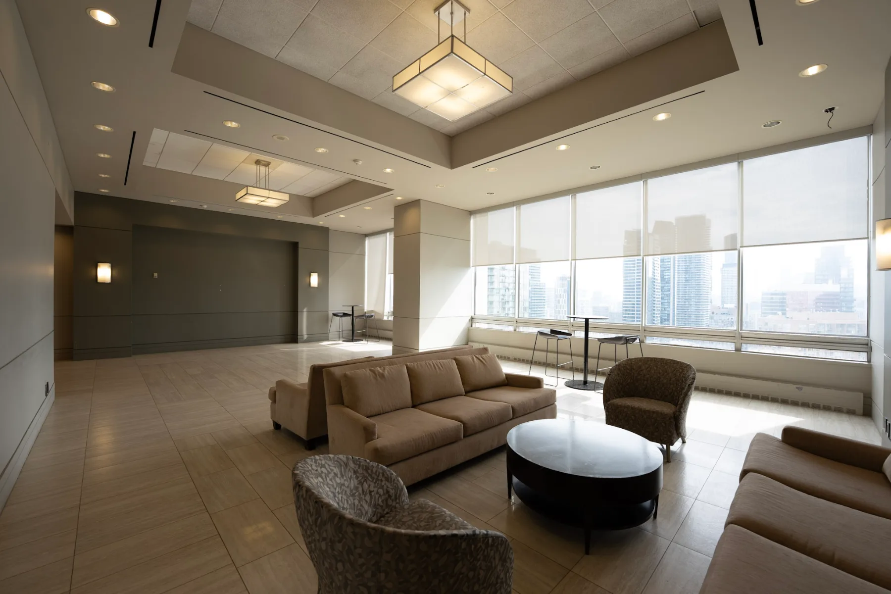 Hall et espaces communs au 44 Charles Street West, Toronto, photo 7 de 12