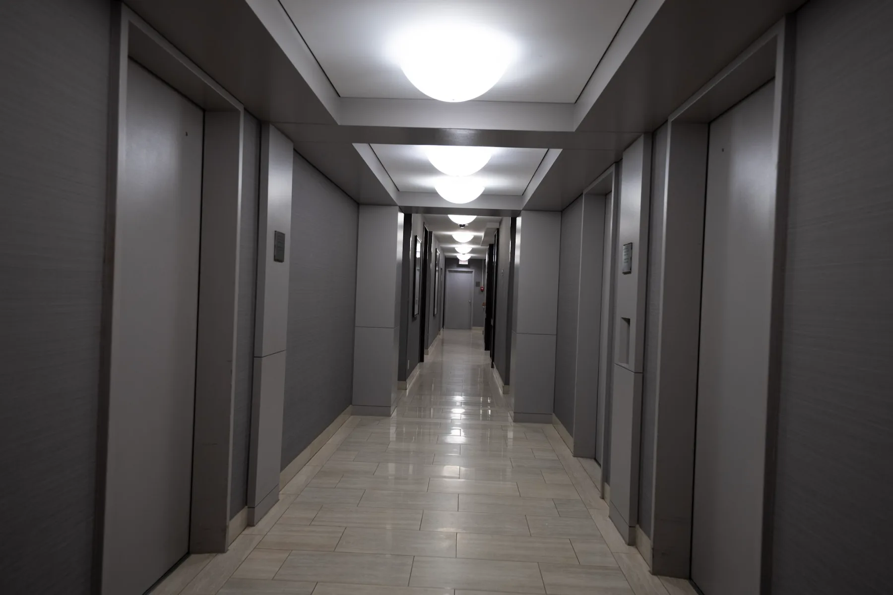 Hall et espaces communs au 44 Charles Street West, Toronto, photo 11 de 12