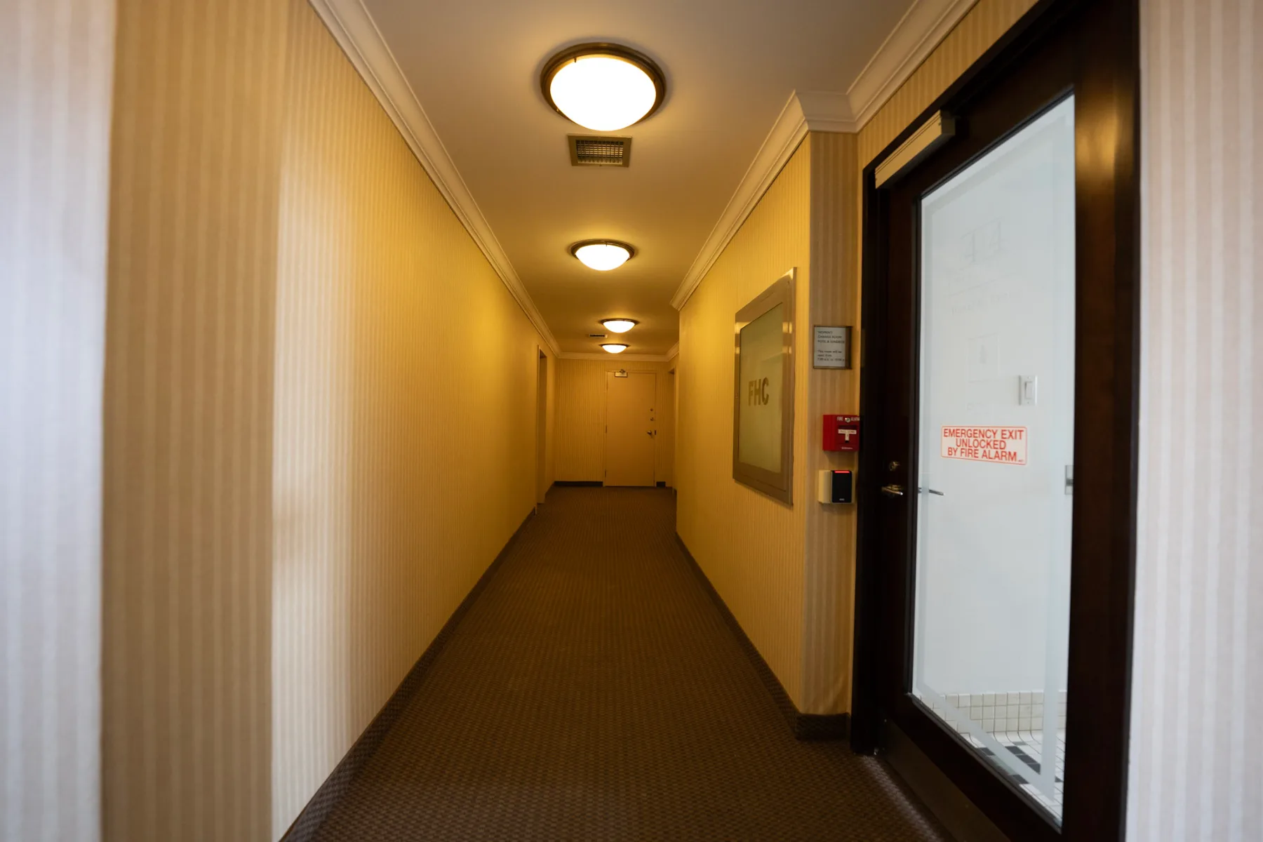 Hall et espaces communs au 44 Charles Street West, Toronto, photo 12 de 12