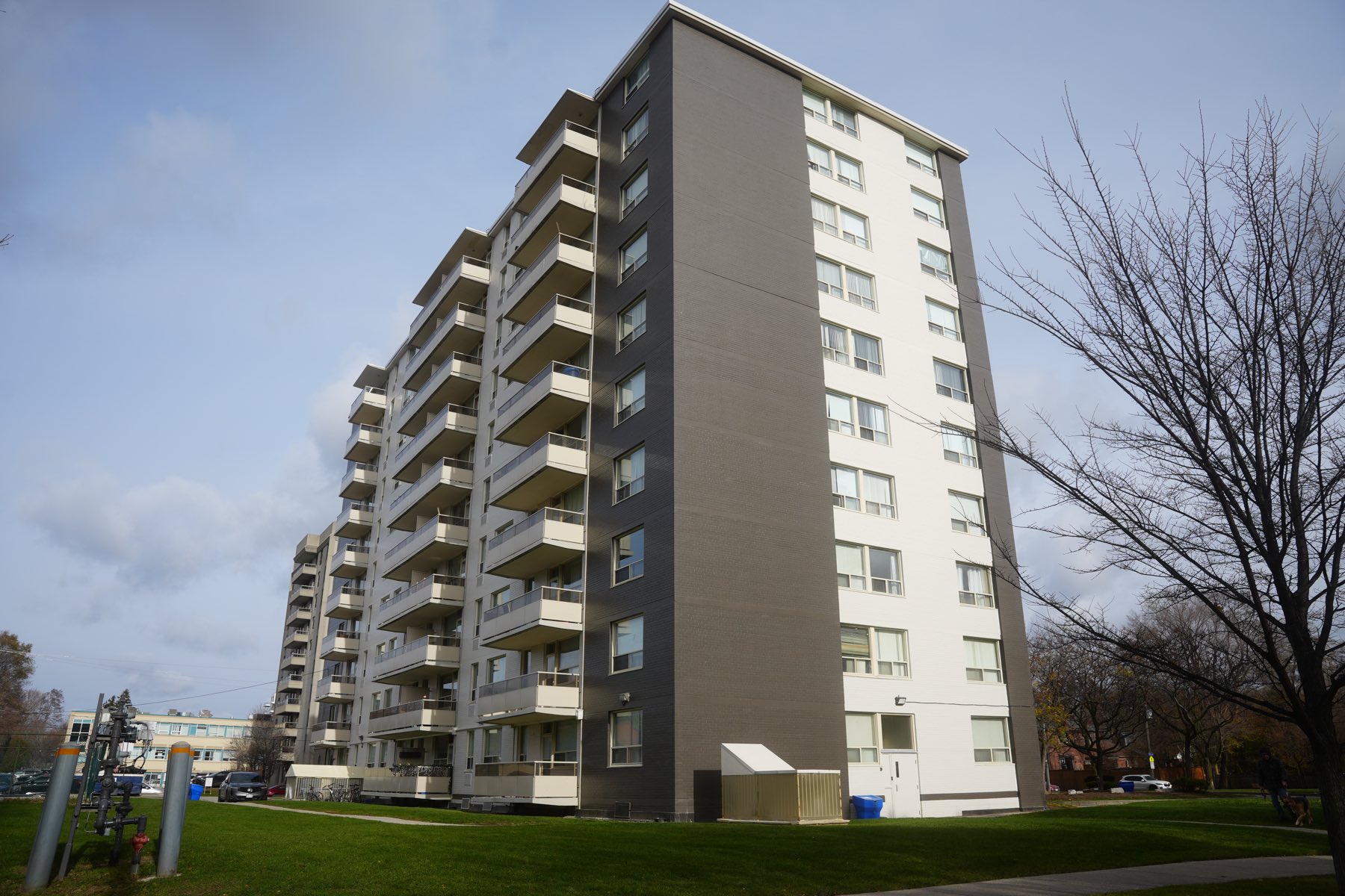 Réparations extérieures au 2700 Bathurst Street, Toronto, photo 12 de 17
