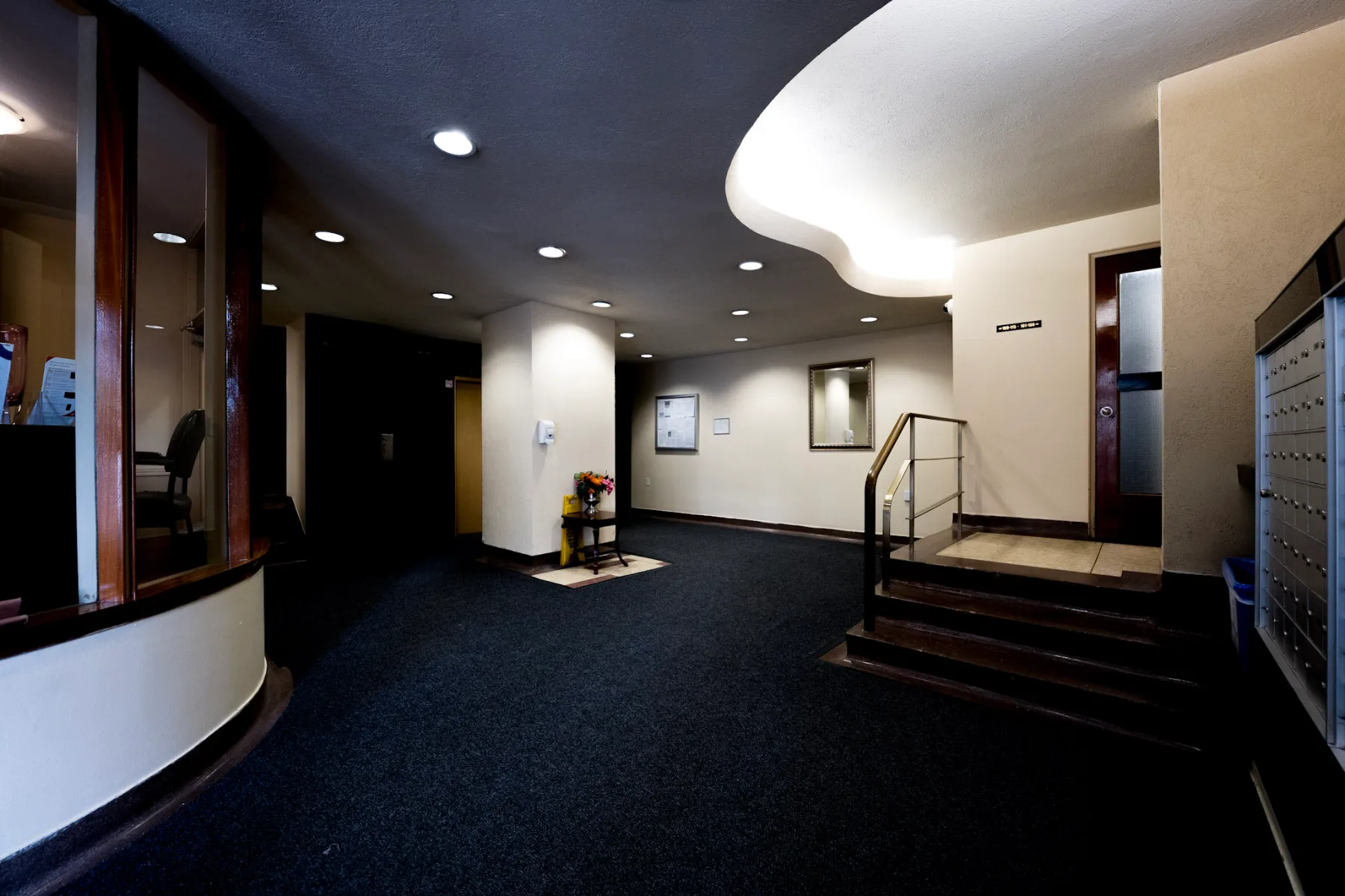 Rénovation du hall et de l'entrée au 2700 Bathurst Street, Toronto, photo 1 de 11