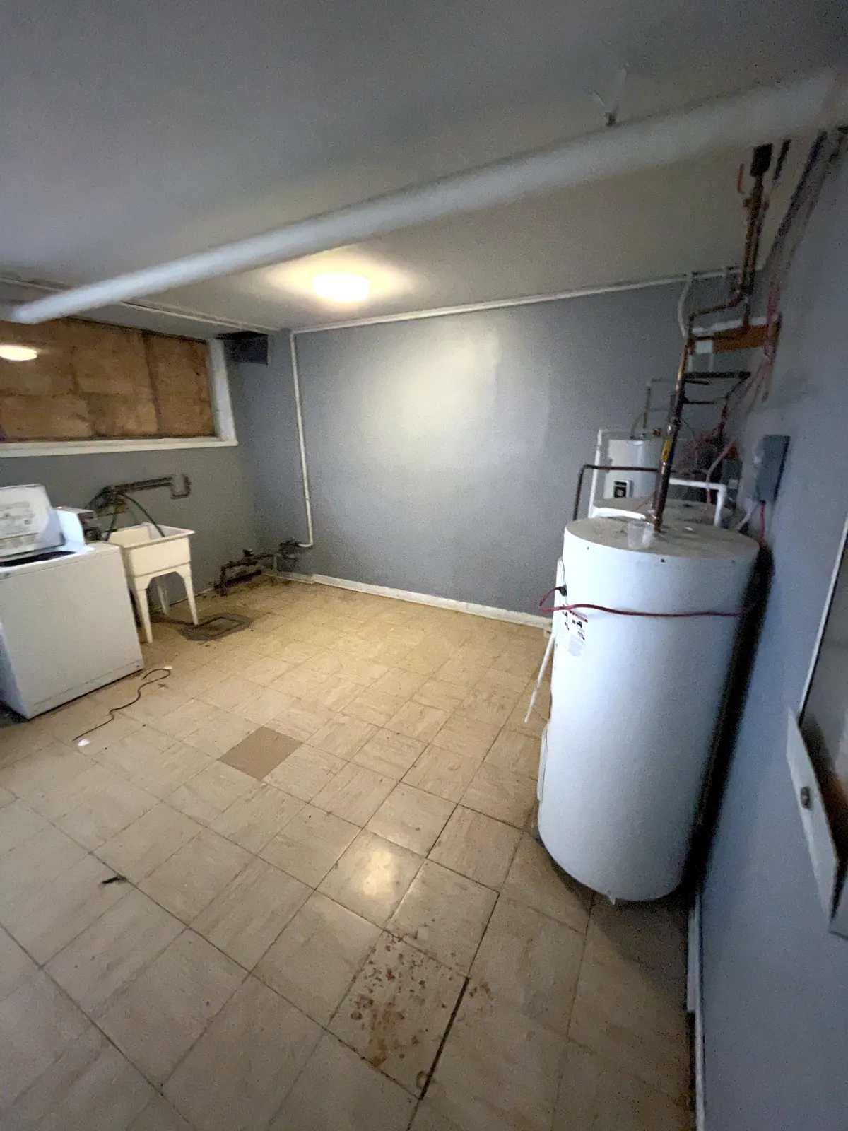 Delmar and Hearne laundry rooms before the work, Montréal, photo 8 of 10