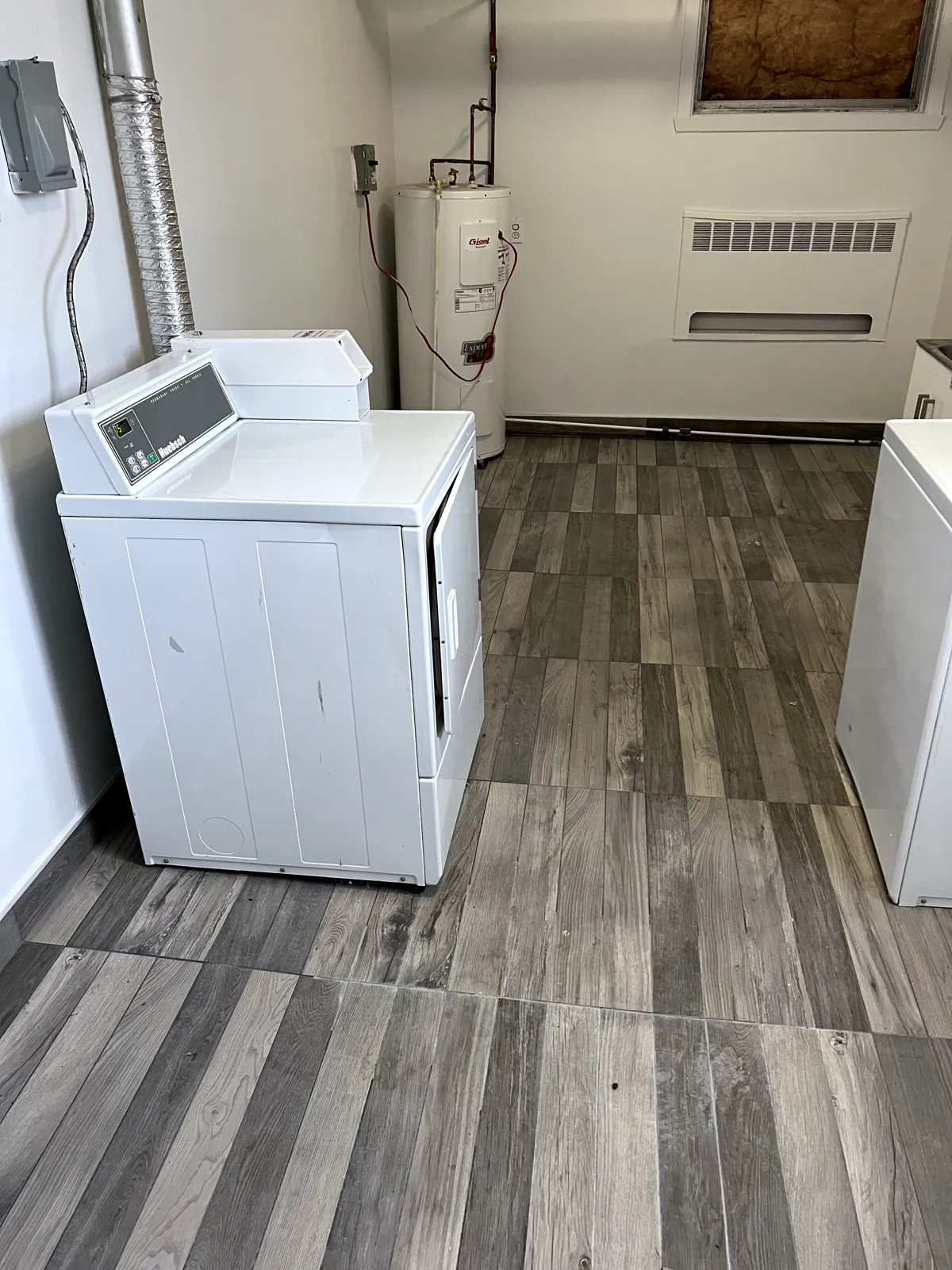 Delmar and Hearne laundry rooms, Montréal, photo 3 of 10