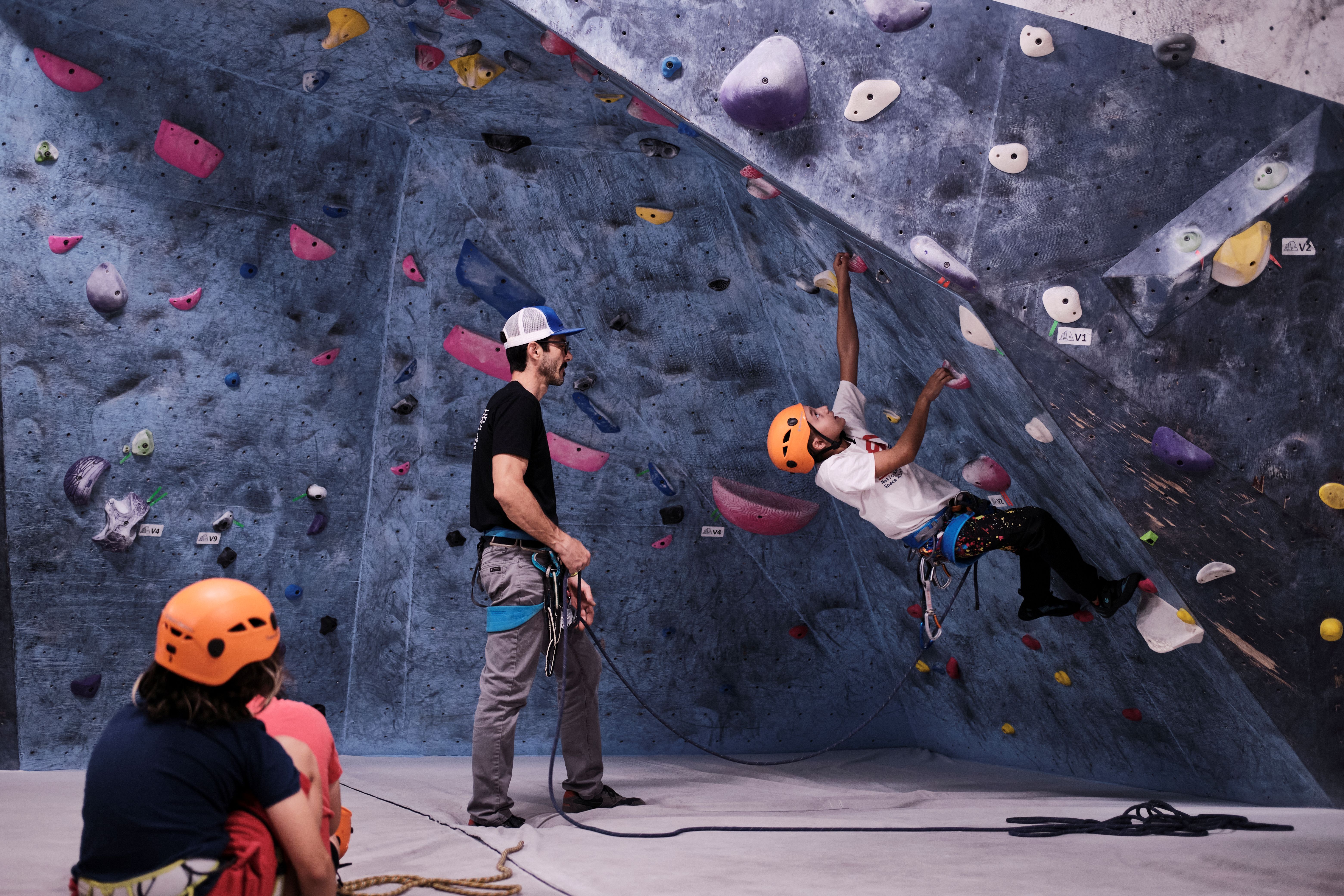 entrenamiento de escalada indoor niños