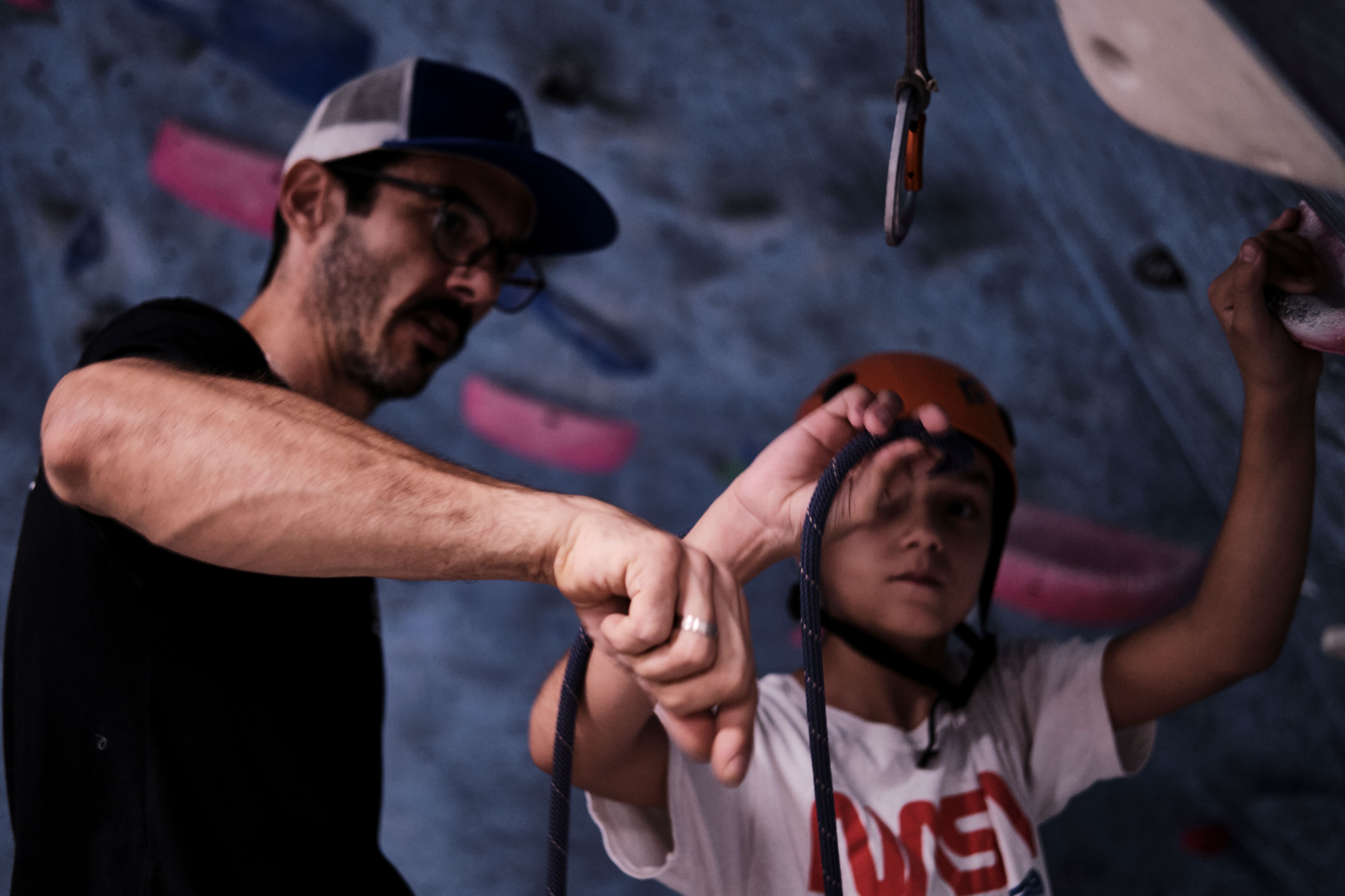 niño aprendiendo a escalar