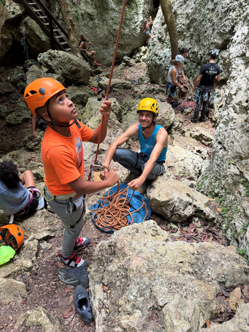 instructor velando a ñino asegurar a otro