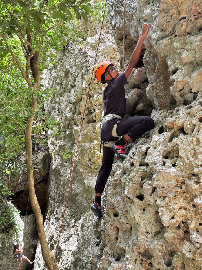 niño escalando en roca en Puerto Rico