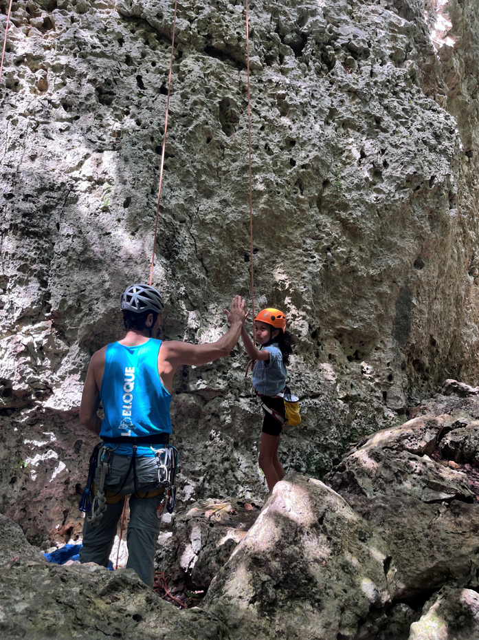 instructor con niña lista para escalar