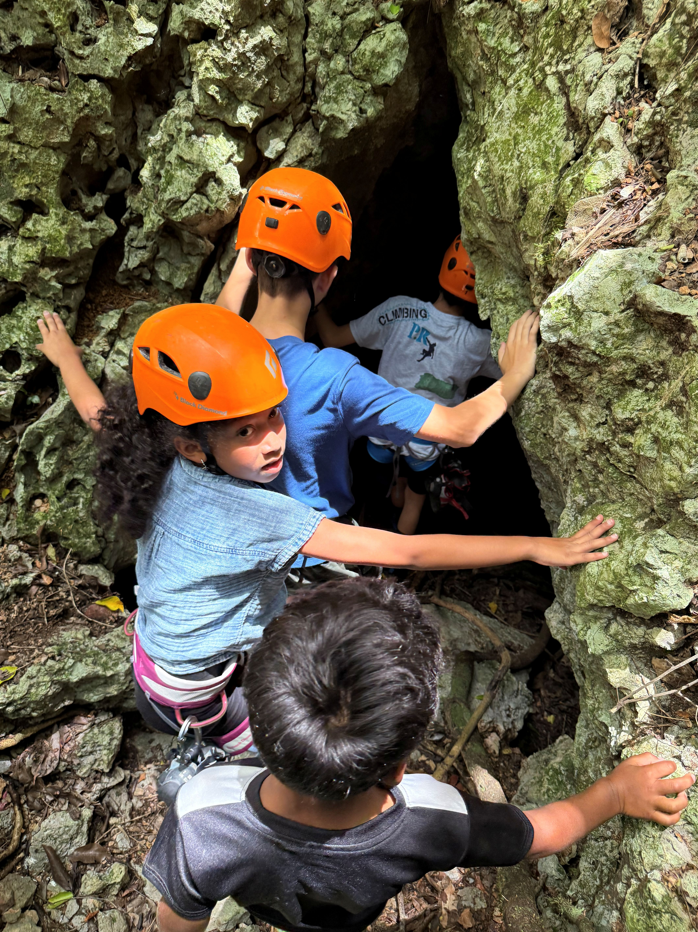 niños explorando las areas de escalada en Puerto Rico