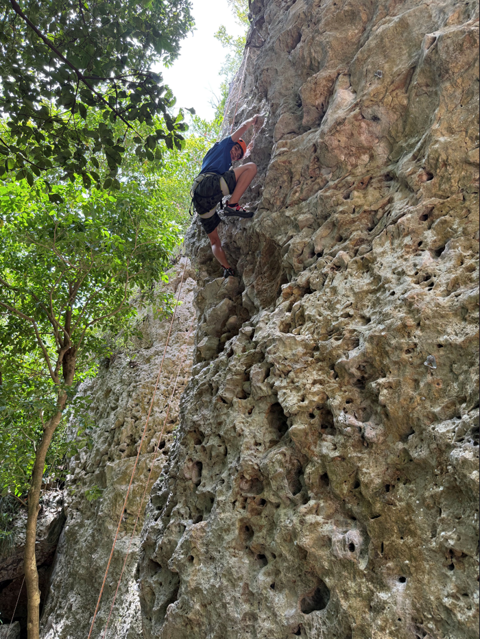 niño escalando en roca en Puerto Rico