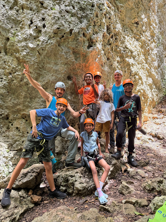 niños posando con sus instructores despues de un día de escalada en Puerto Rico
