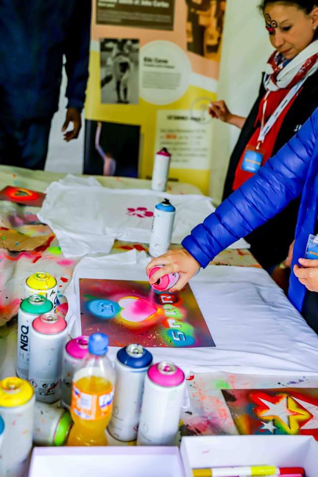 Atelier custom : personnalisation à la bombe de peinture sur tissu