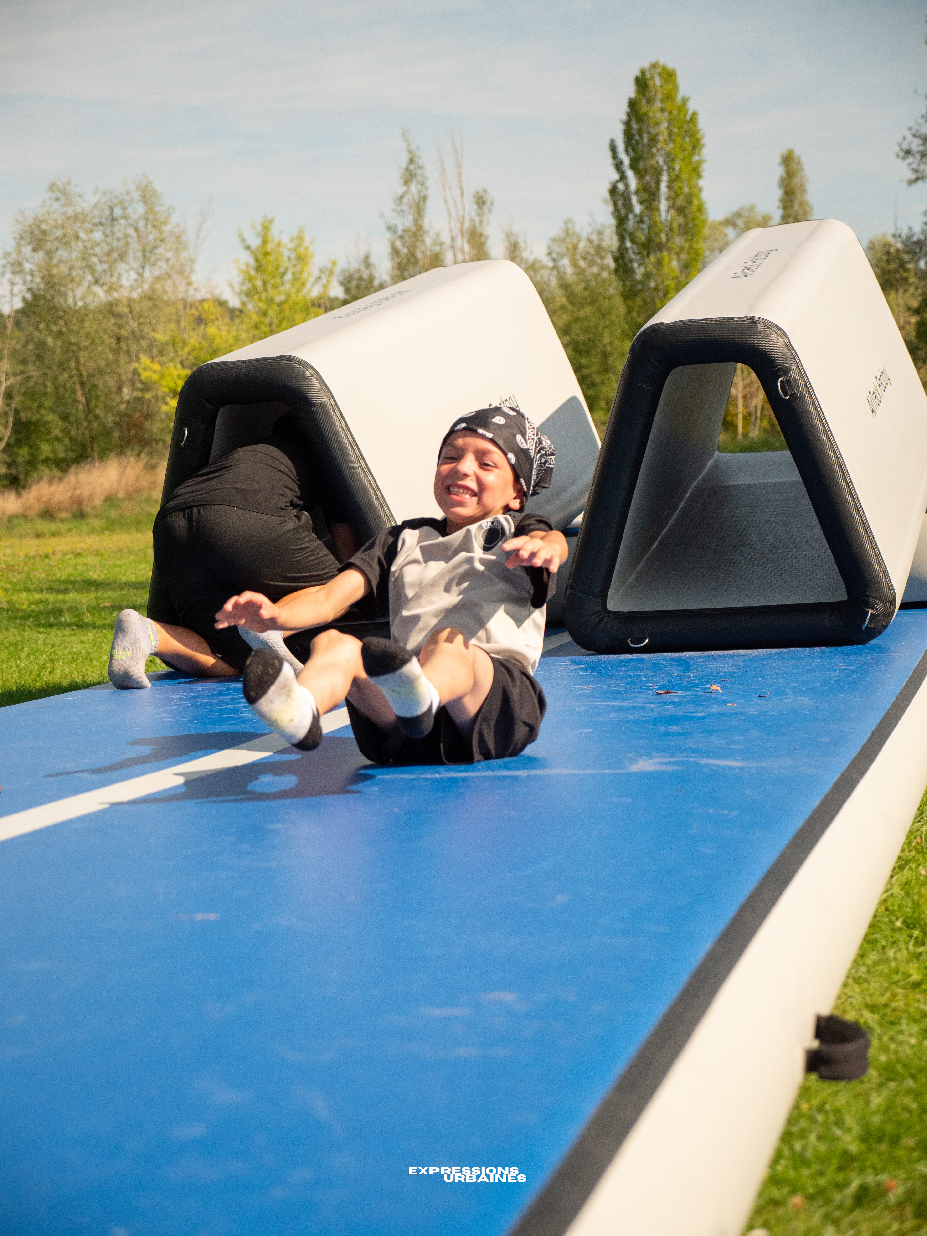 Atelier parkour : enfant sur un parcours d'obstacles gonflables