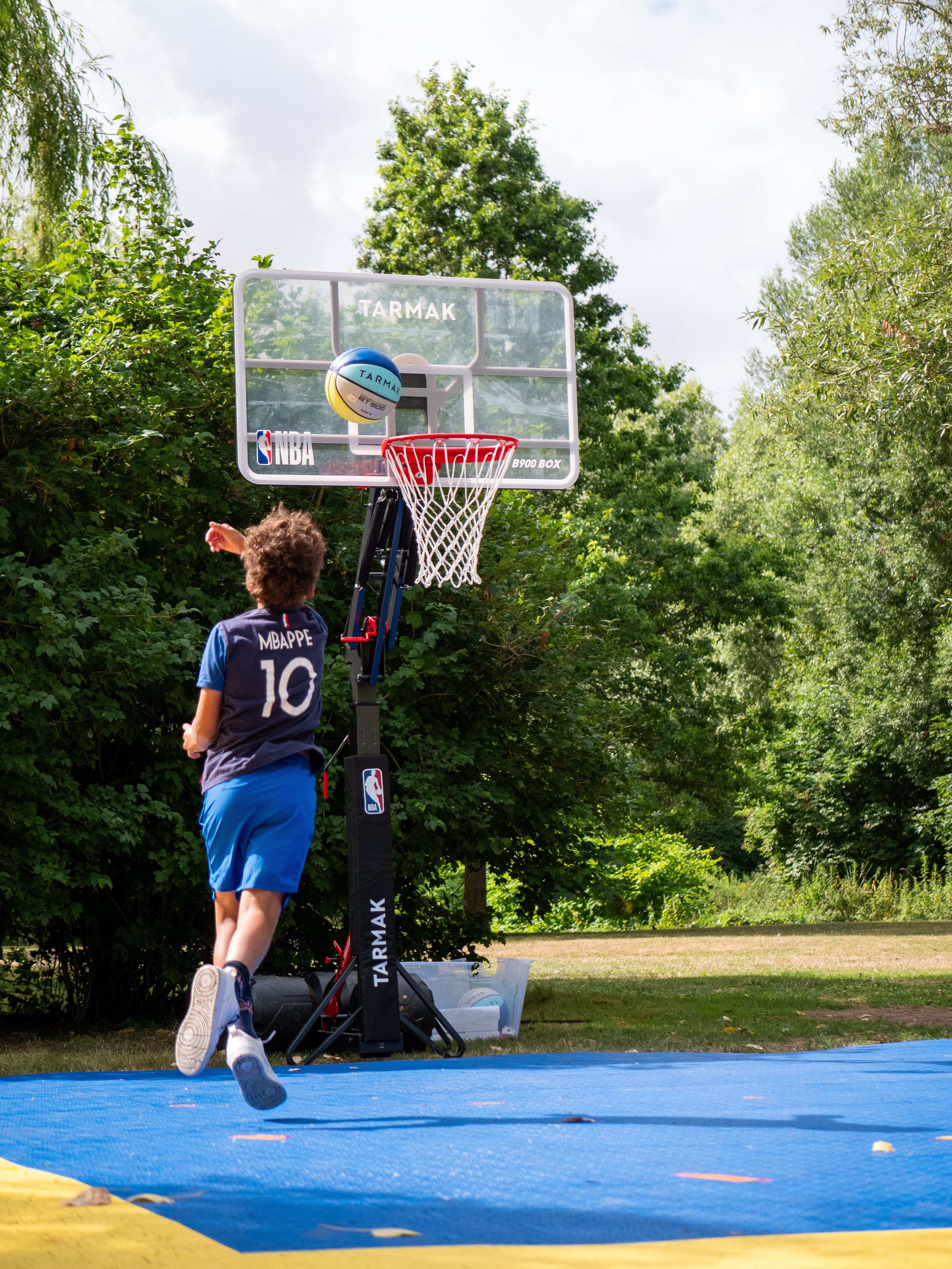 Atelier freestyle basket 3x3 : jeune au tir sur un panier en plein air
