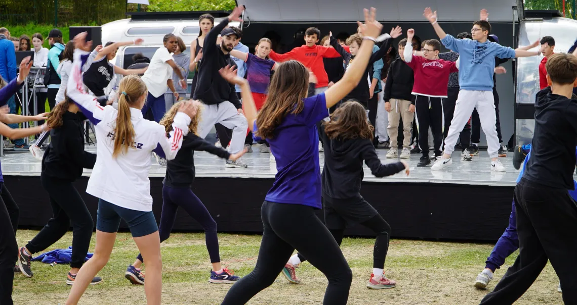 Initiation à la danse hip-hop en groupe devant la scène de l'Urban Caravane