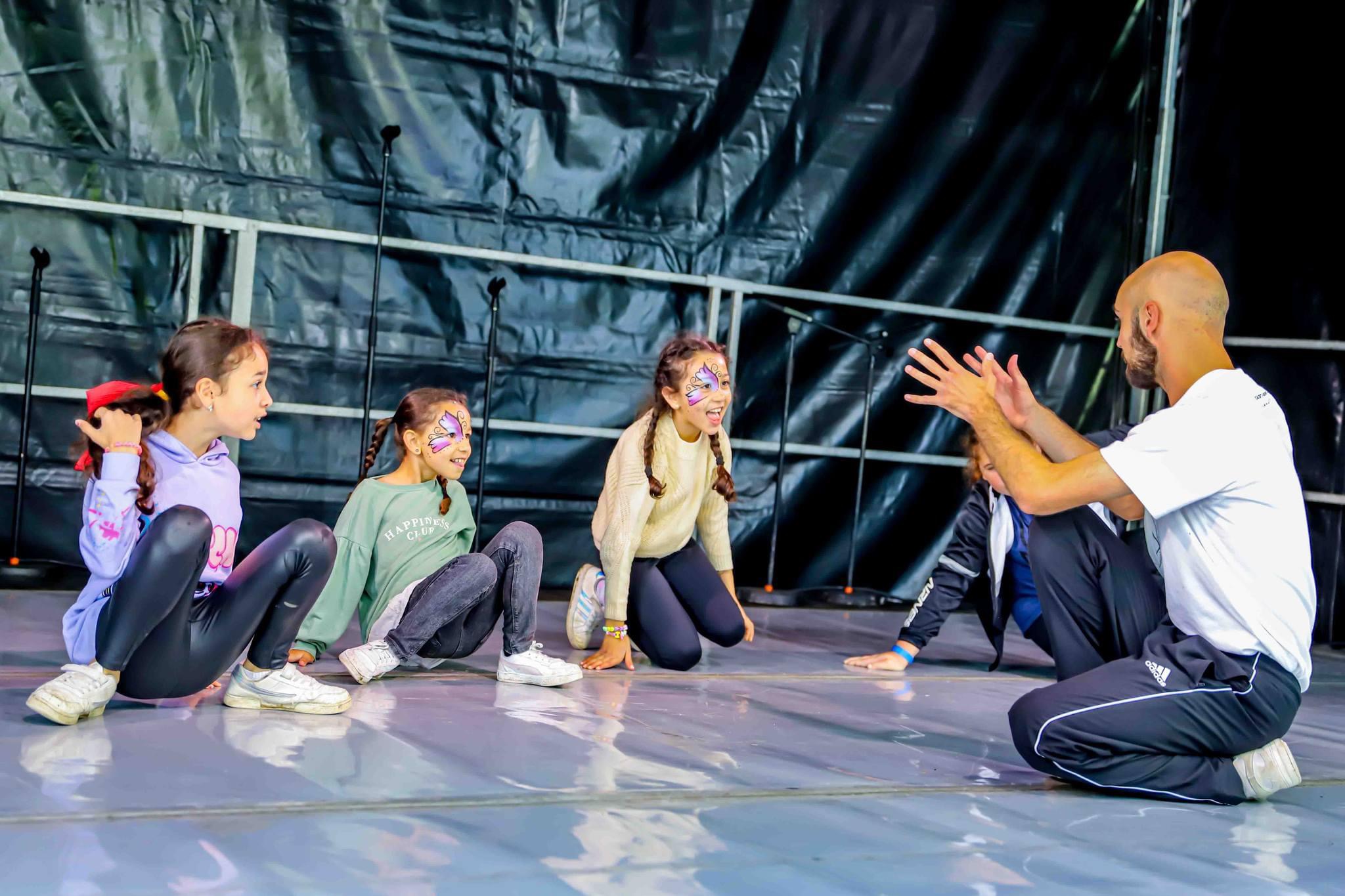 Cours de danse hip-hop pour enfants sur scène avec un professeur d'Expressions Urbaines