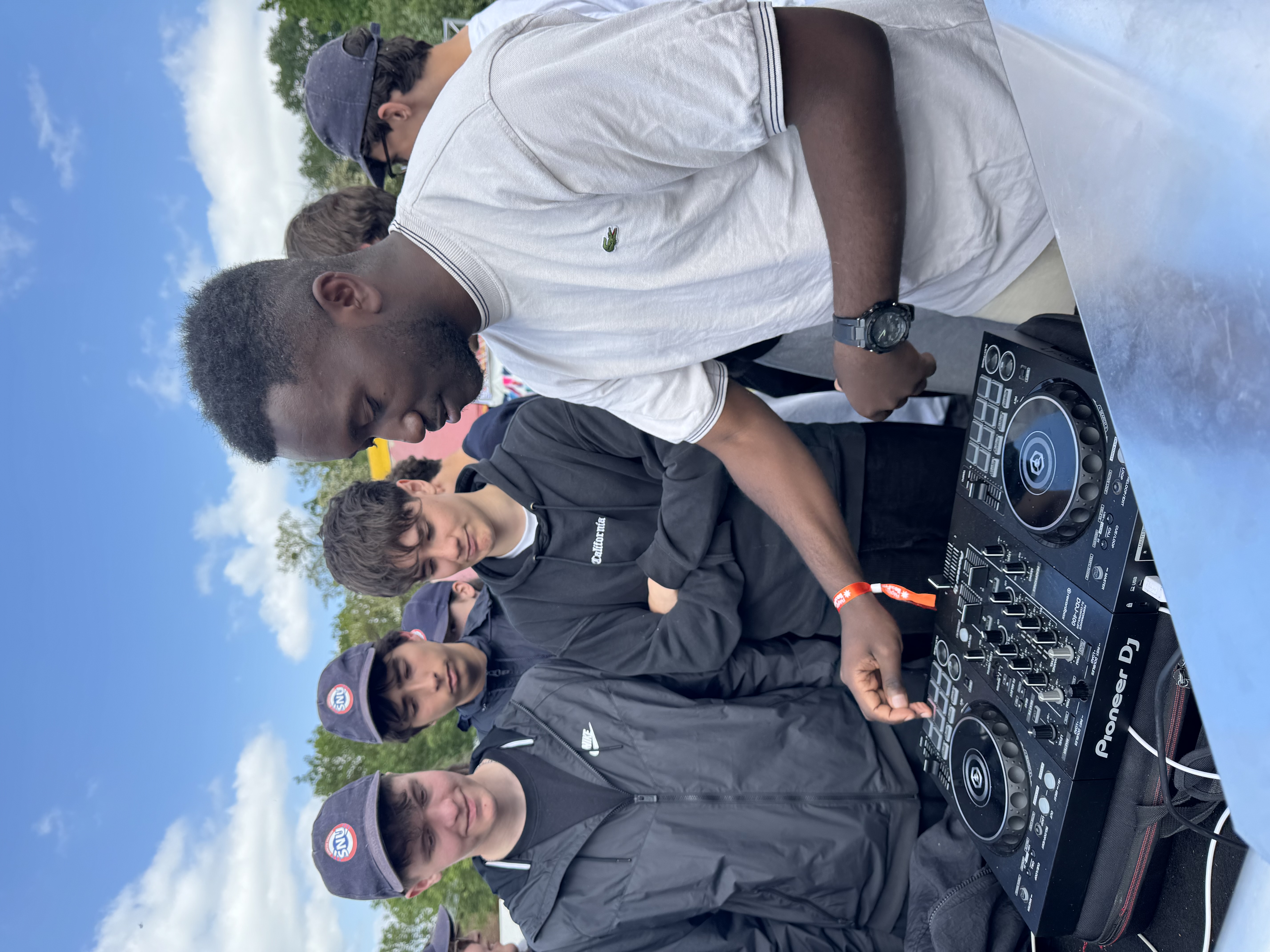 Atelier DJing : jeunes aux platines avec un animateur d'Expressions Urbaines