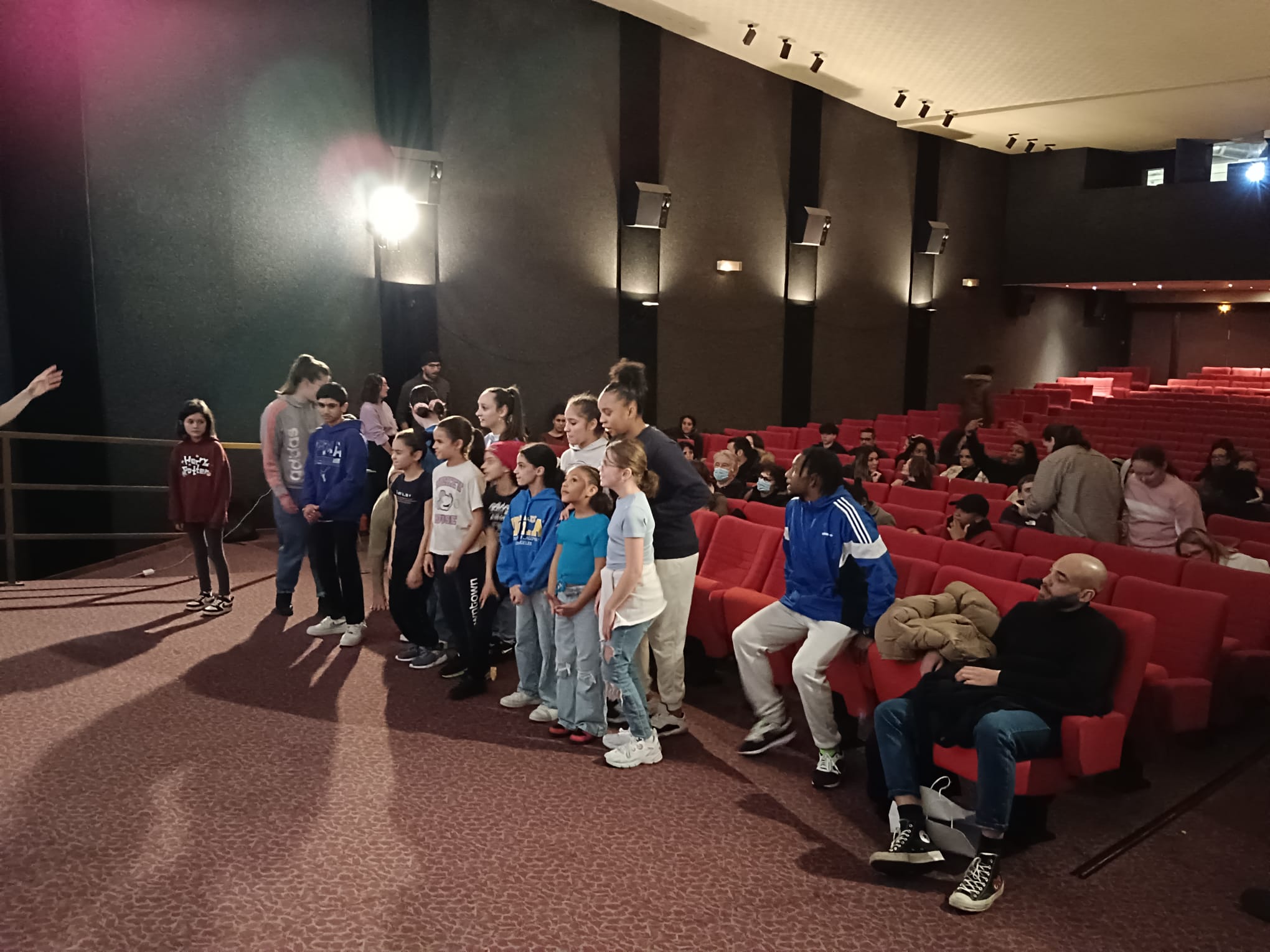 Danseurs d'Expressions Urbaines devant l'écran avant la projection des Rascals au cinéma