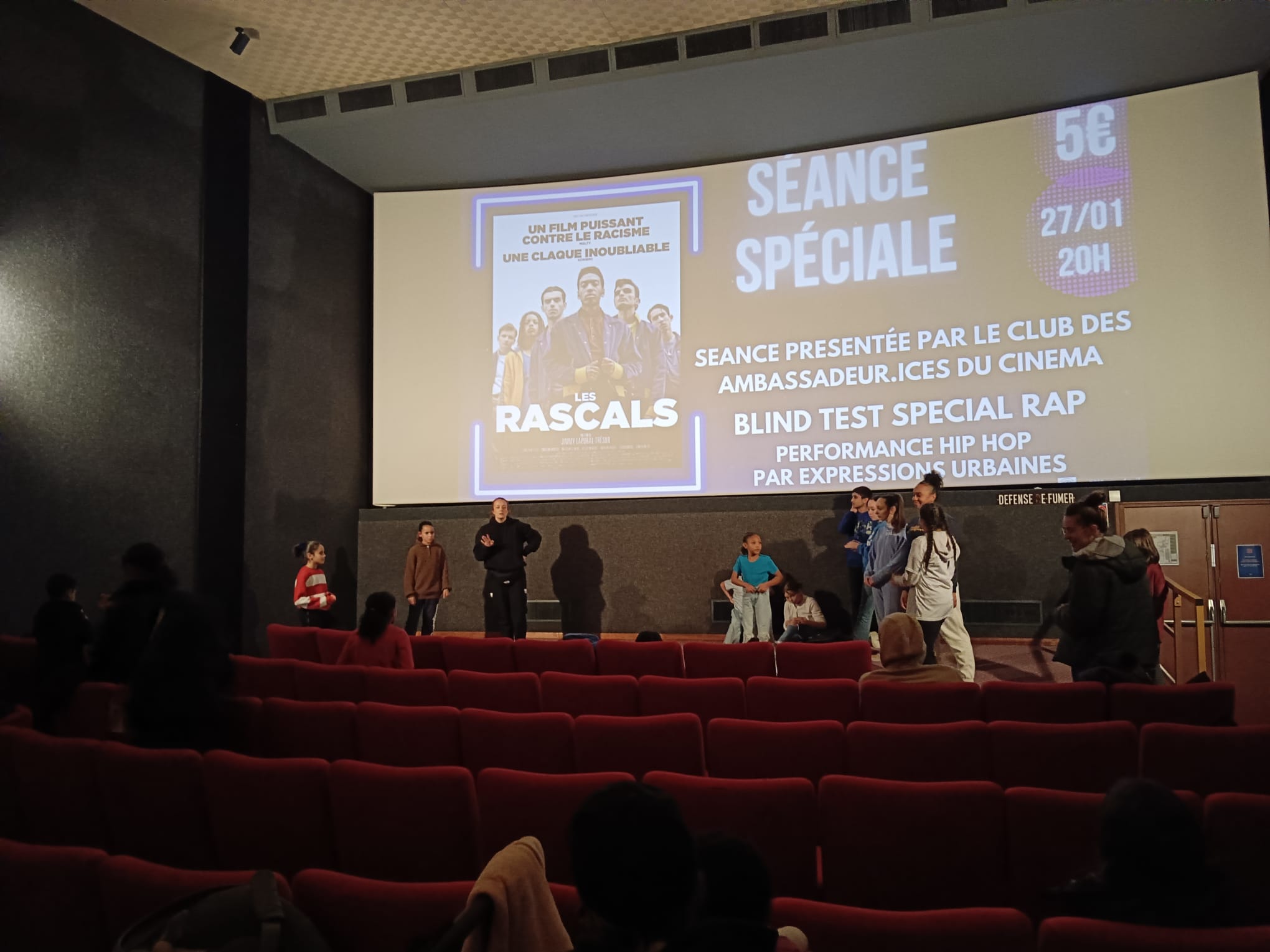 Salle de cinéma lors de la séance spéciale des Rascals avec performance hip-hop