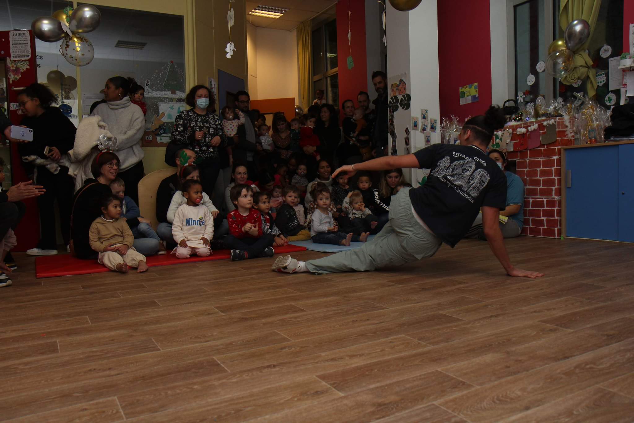 Démonstration de breakdance devant les enfants d'une crèche