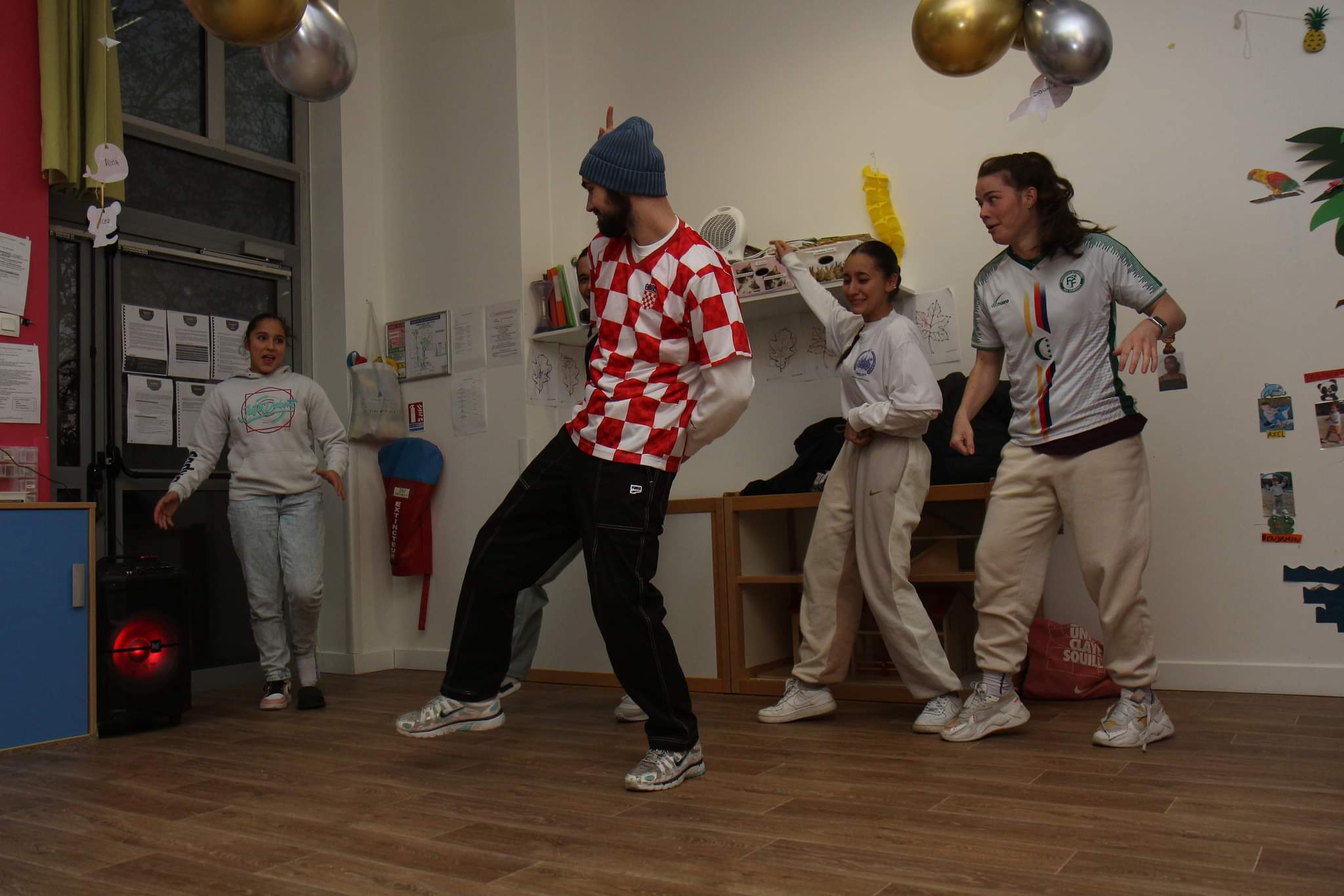 Danseurs hip-hop en démonstration devant les enfants d'une crèche