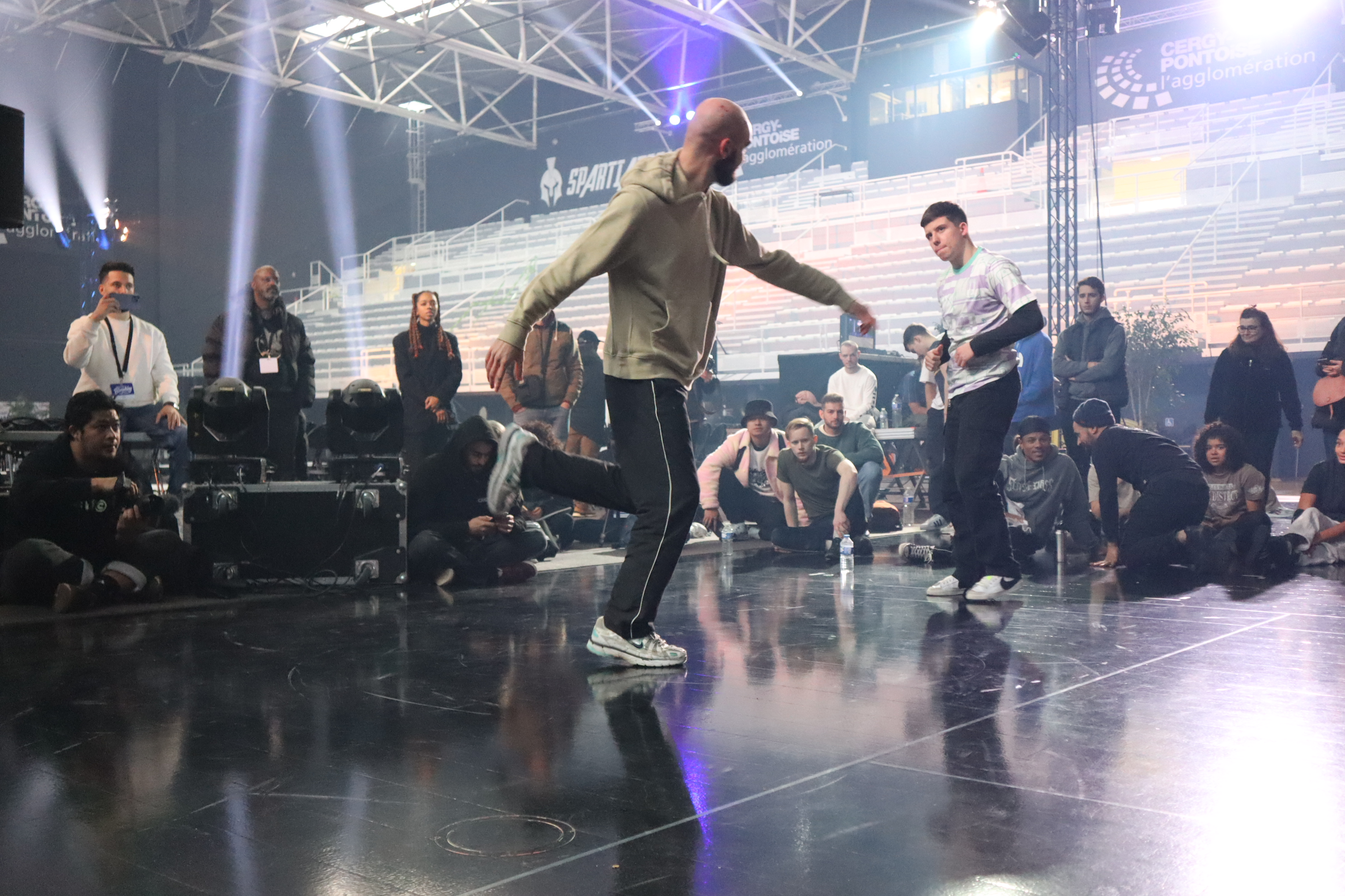 Battle de breaking sur le plateau de la Coupe de France à Cergy-Pontoise
