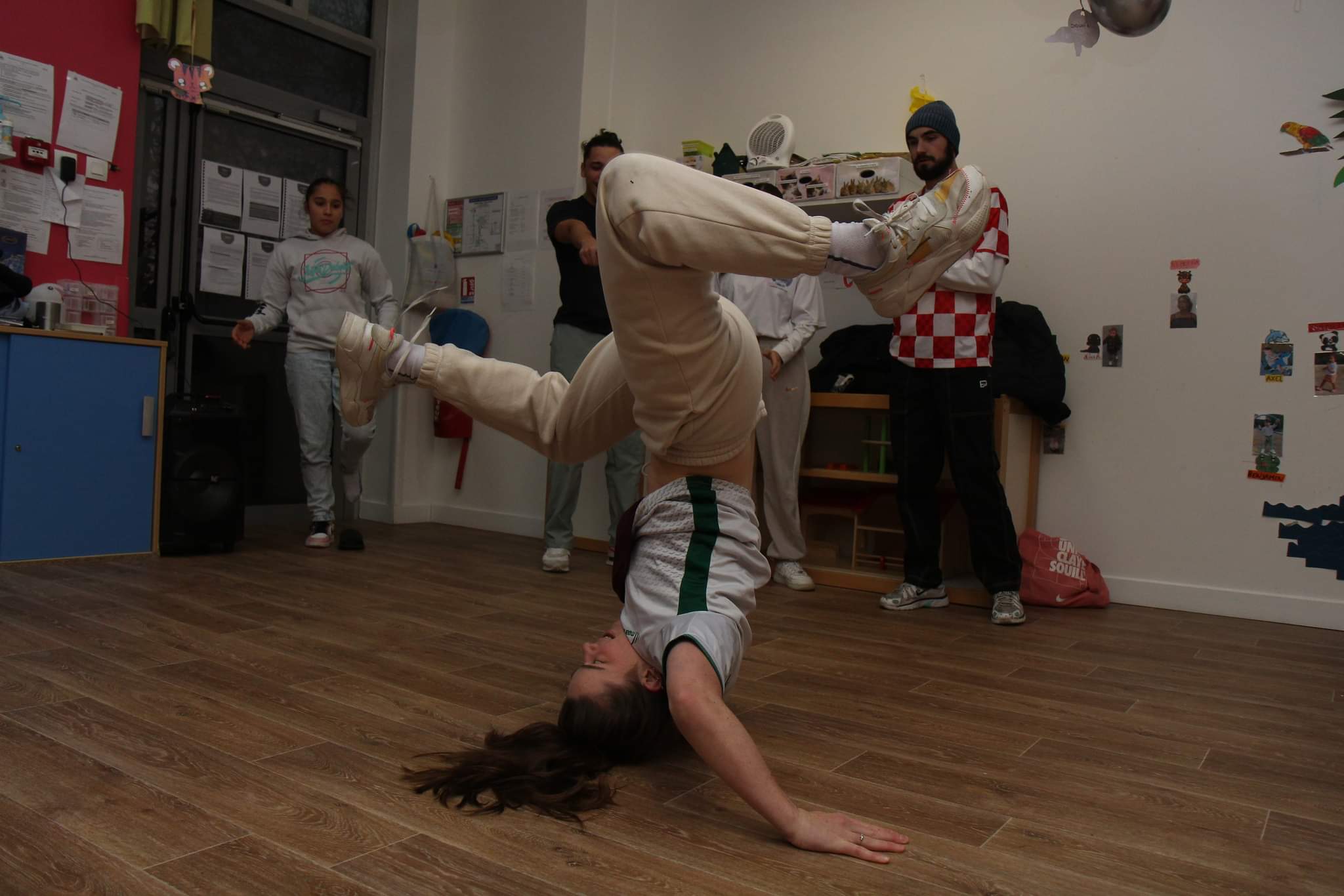 Figure acrobatique de breaking lors d'une démonstration en crèche