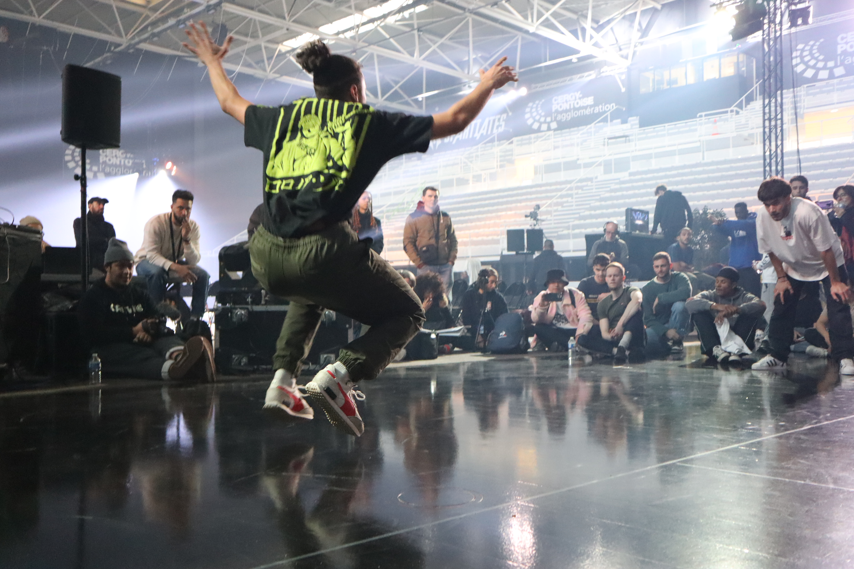 Breakeur en pleine figure pendant un battle de la Coupe de France de breaking