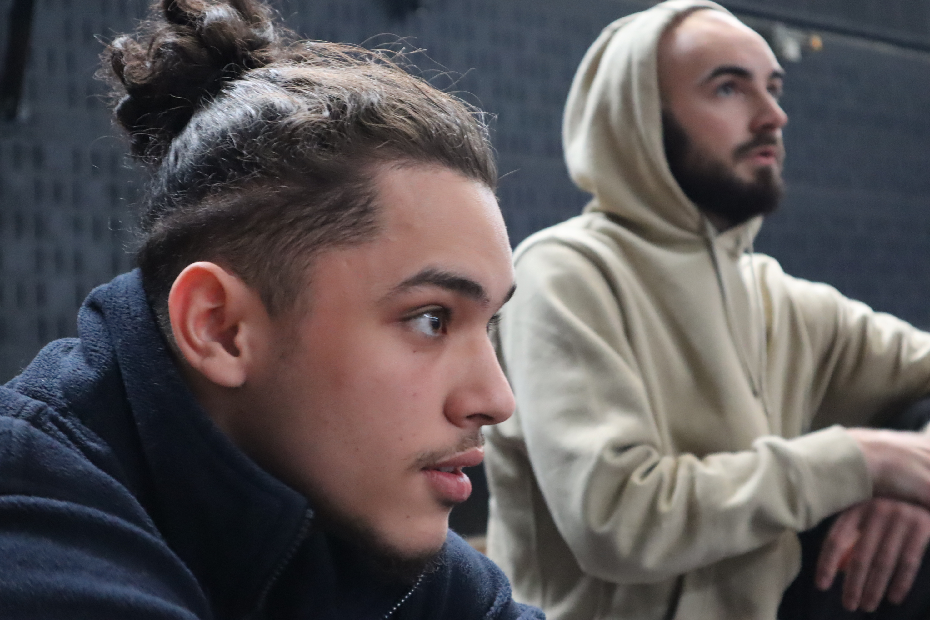 Deux danseurs concentrés au bord du cercle pendant la Coupe de France de breaking