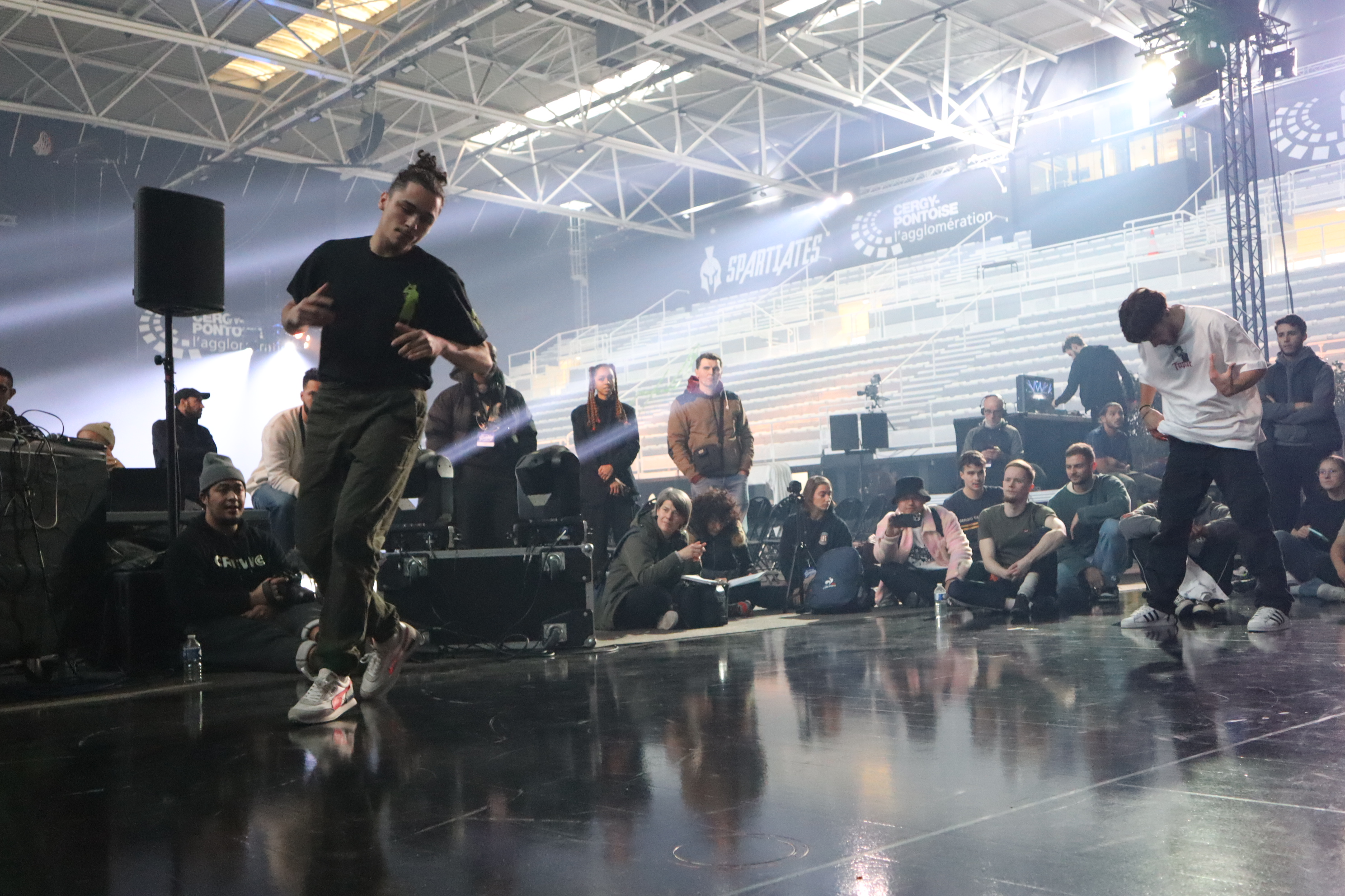 Danseurs en battle devant le public lors de la Coupe de France de breaking