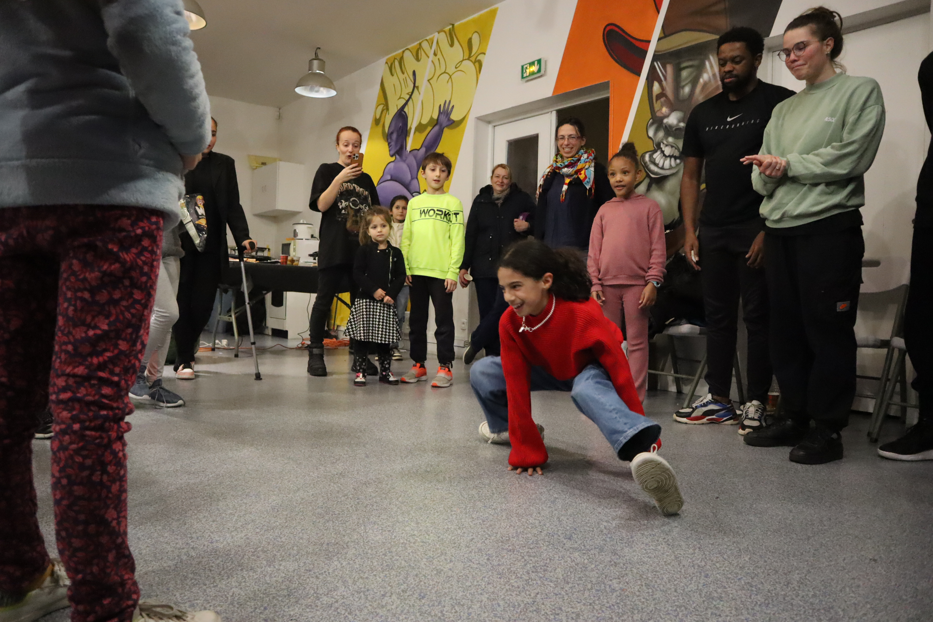 Jeune danseuse au sol pendant un cercle de danse hip-hop avant les vacances