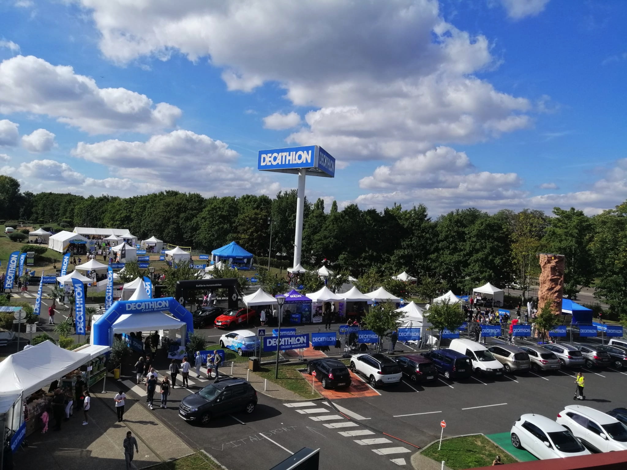 Village Vitalsport Decathlon avec les stands des associations sportives