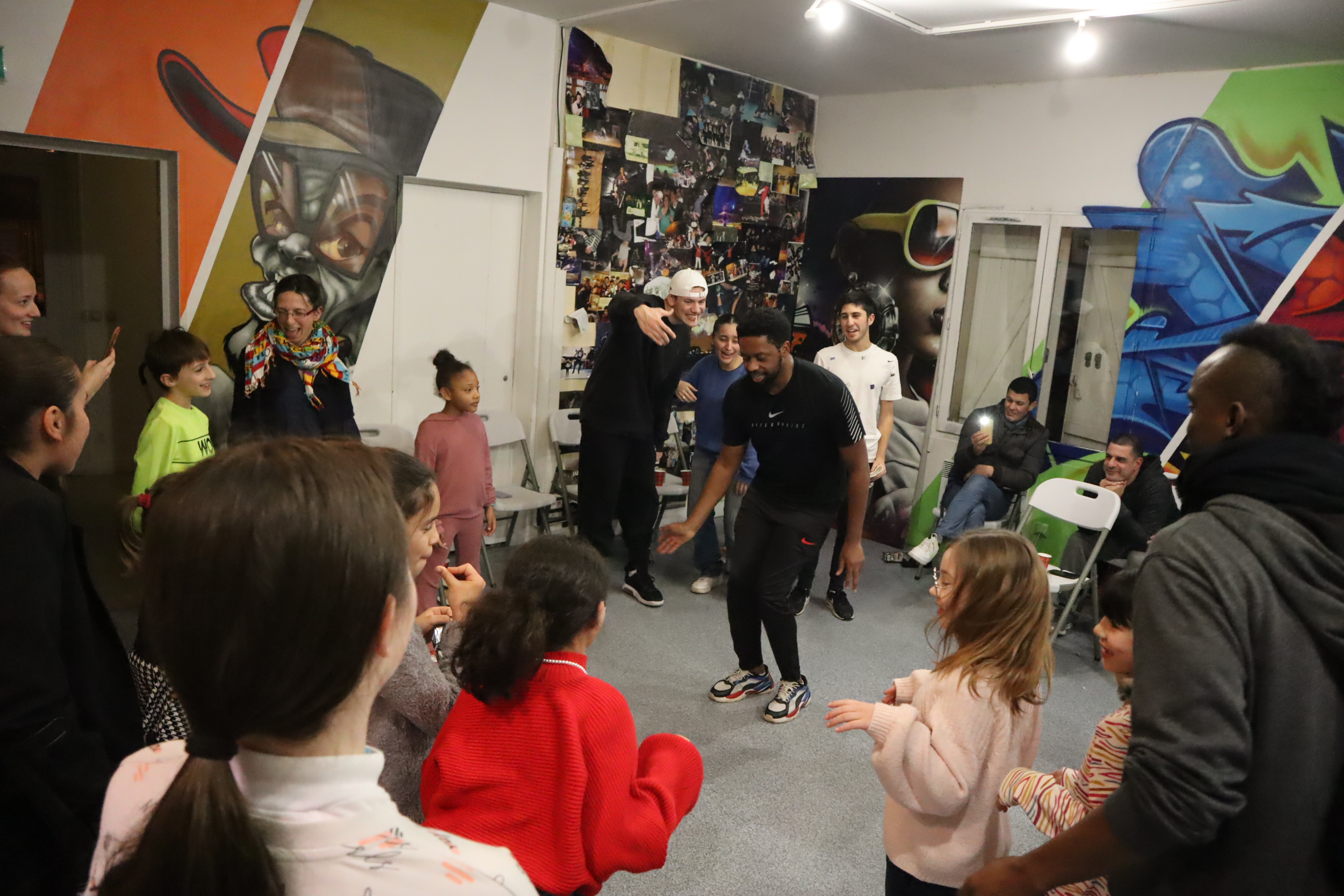 Enfants et parents dansent ensemble lors d'une rencontre hip-hop d'Expressions Urbaines