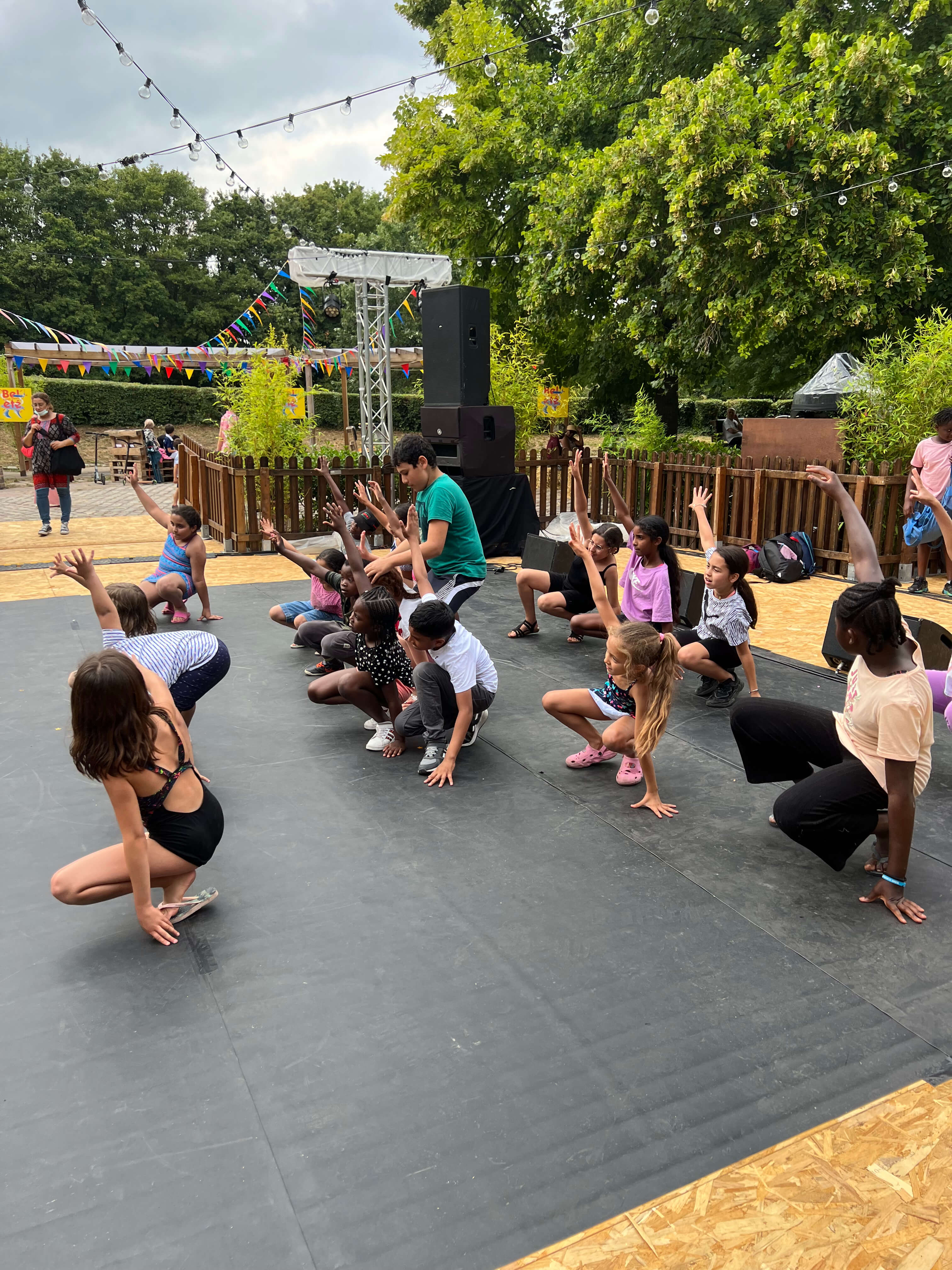 Initiation à la danse hip-hop en plein air lors du Bel été solidaire et olympique à Saint-Denis