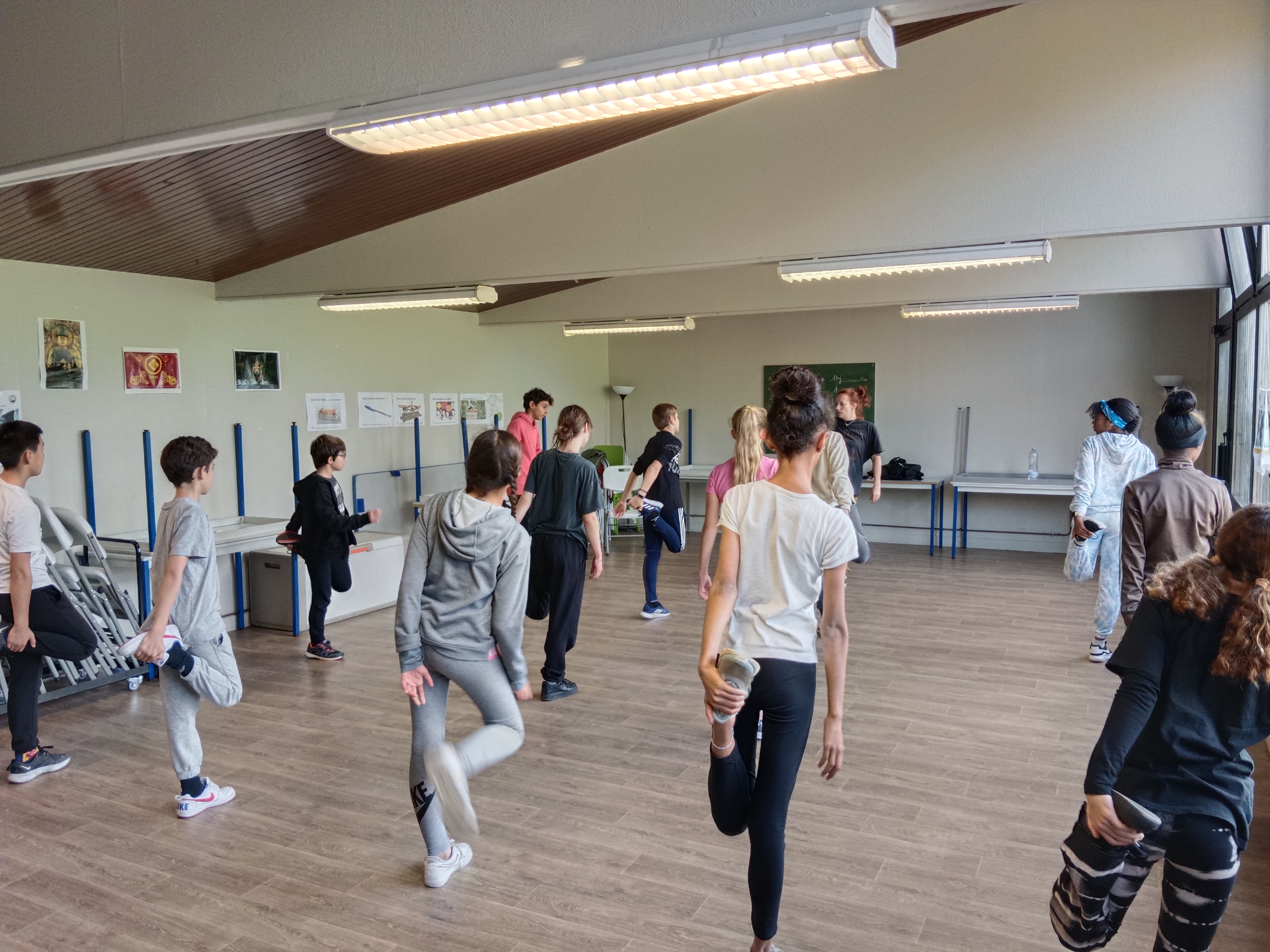 Jeunes en cours de danse hip-hop lors d'un stage découverte