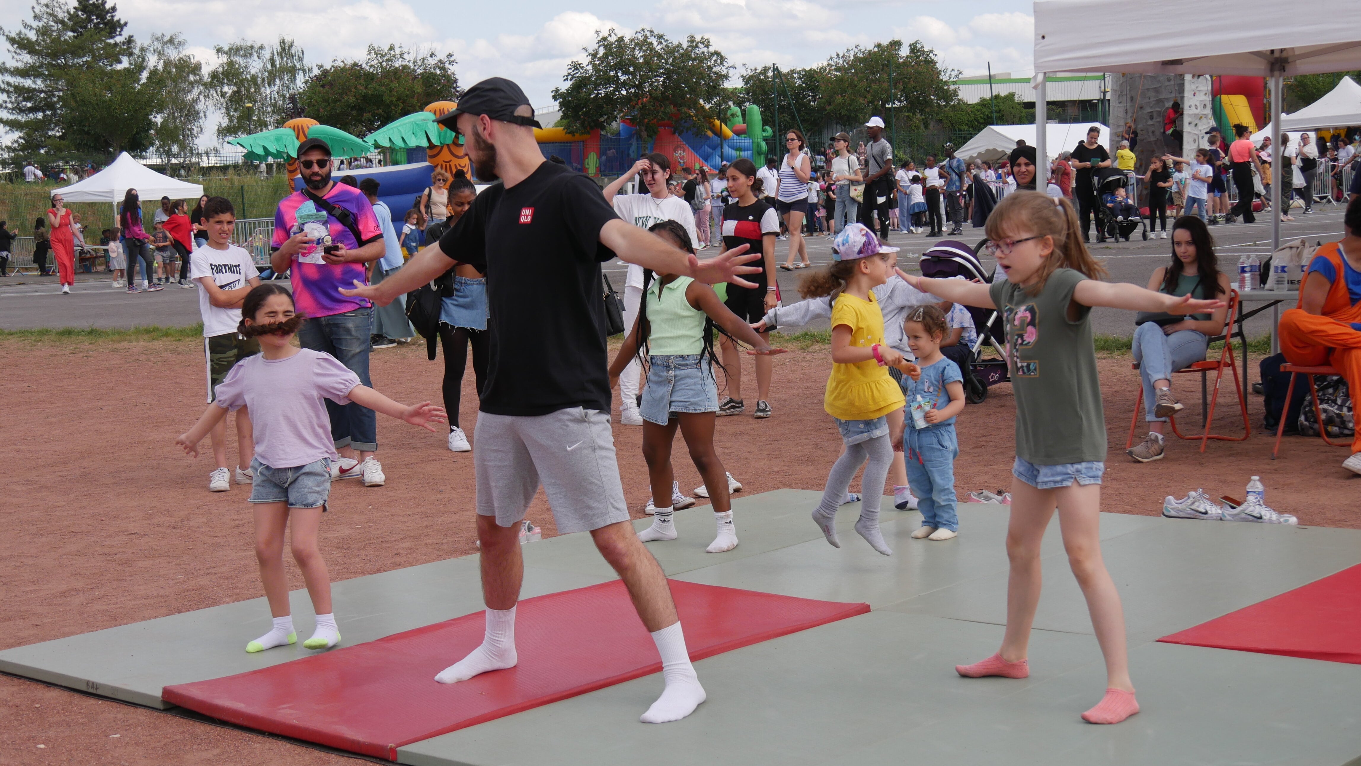 Initiation à la danse pour les enfants lors de la Fête des enfants de Chelles