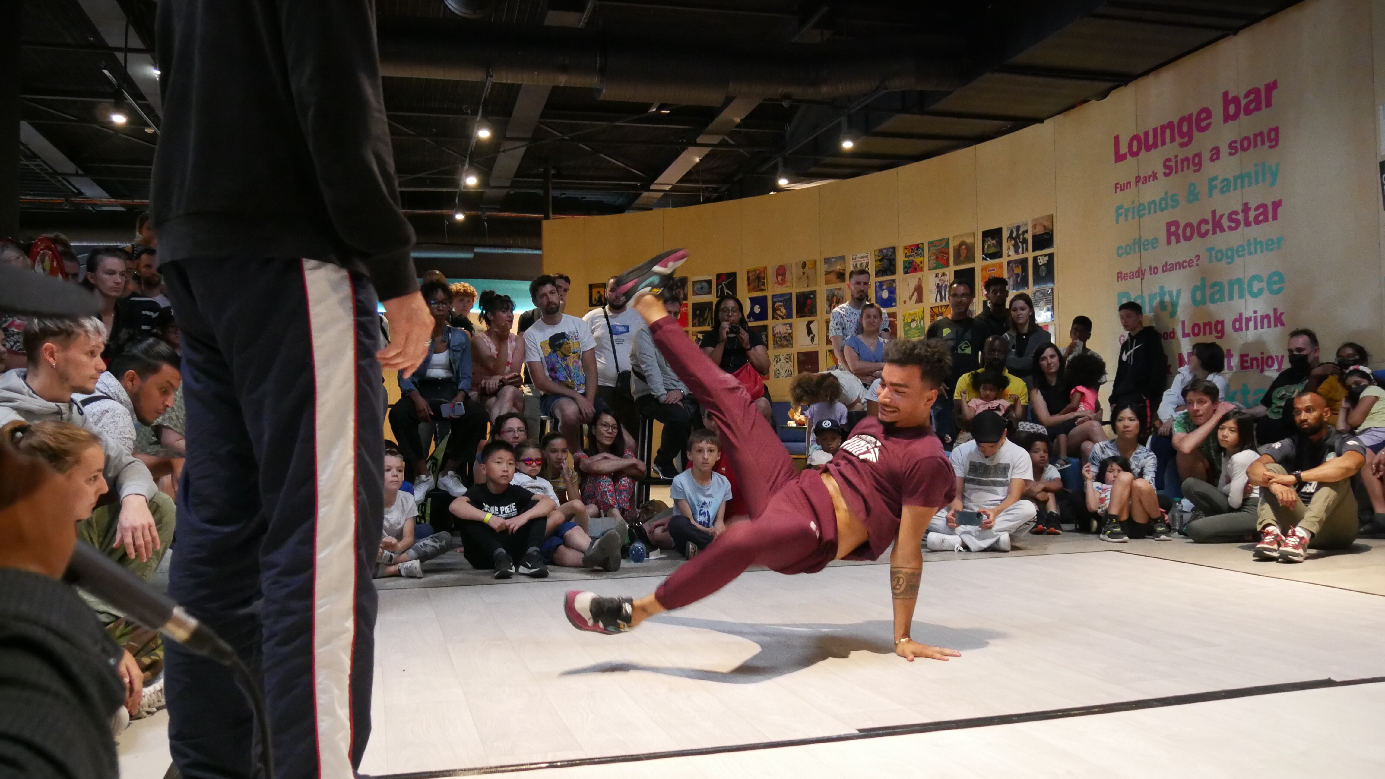 Breakeur en freeze devant le public assis autour du cercle
